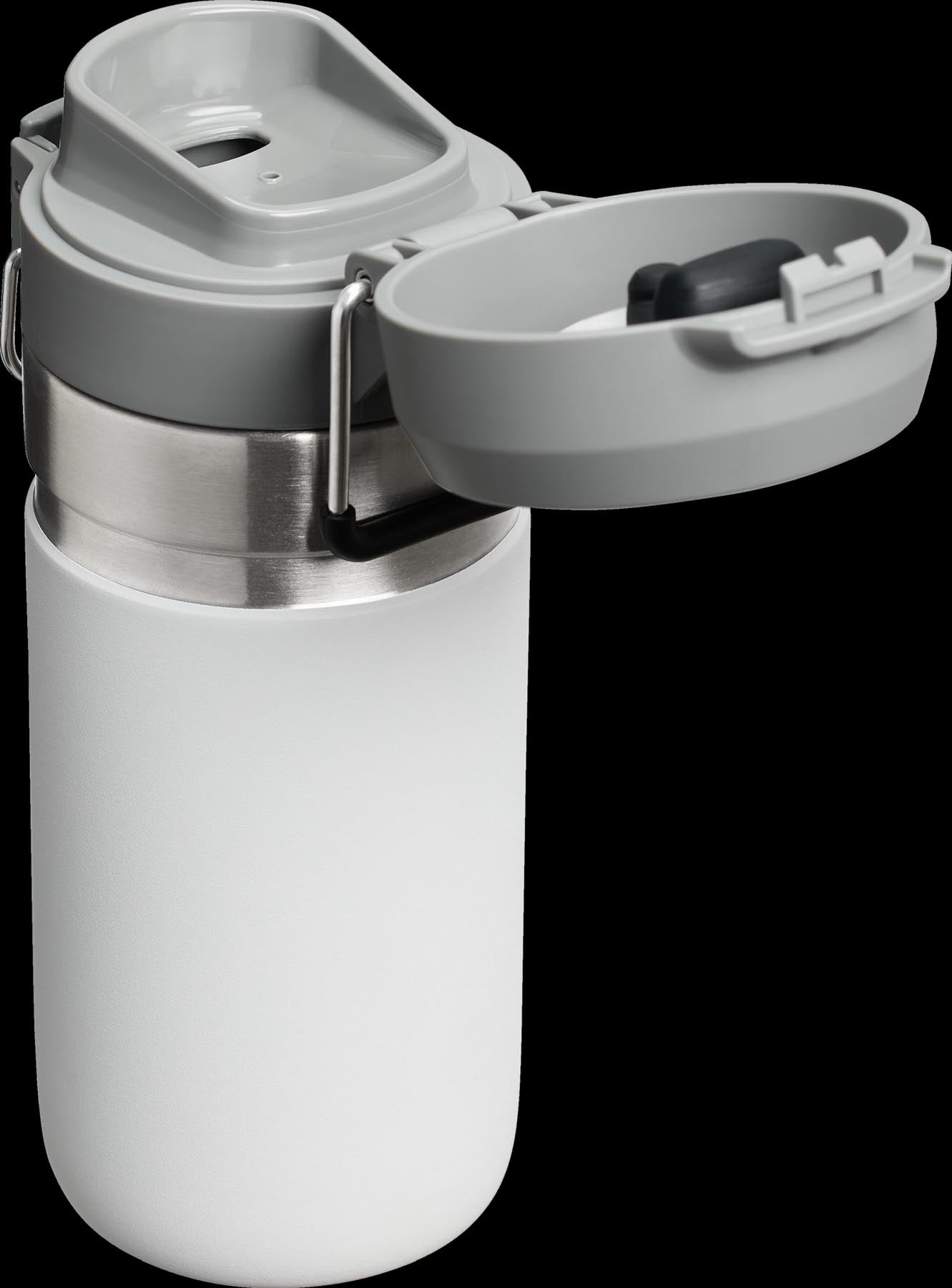 Stylische Quick-Flip Wasserflasche von Stanley in frostigem Weiß, ideal für unterwegs und perfekt für kalte Getränke.