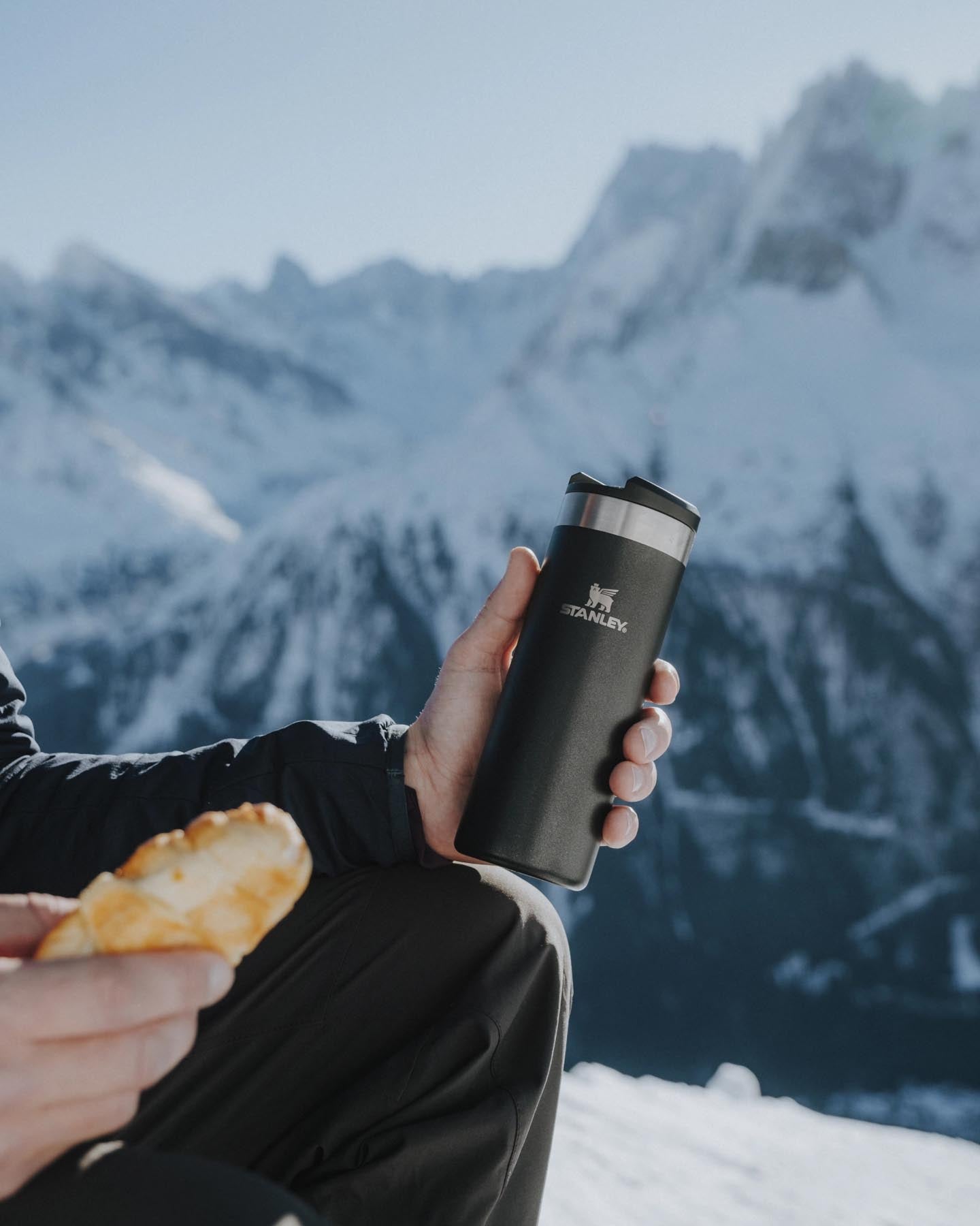 Schwarze AeroLight Transit Mug 0.47l von Stanley, ideal für unterwegs, mit modernem Design und praktischer Handhabung.