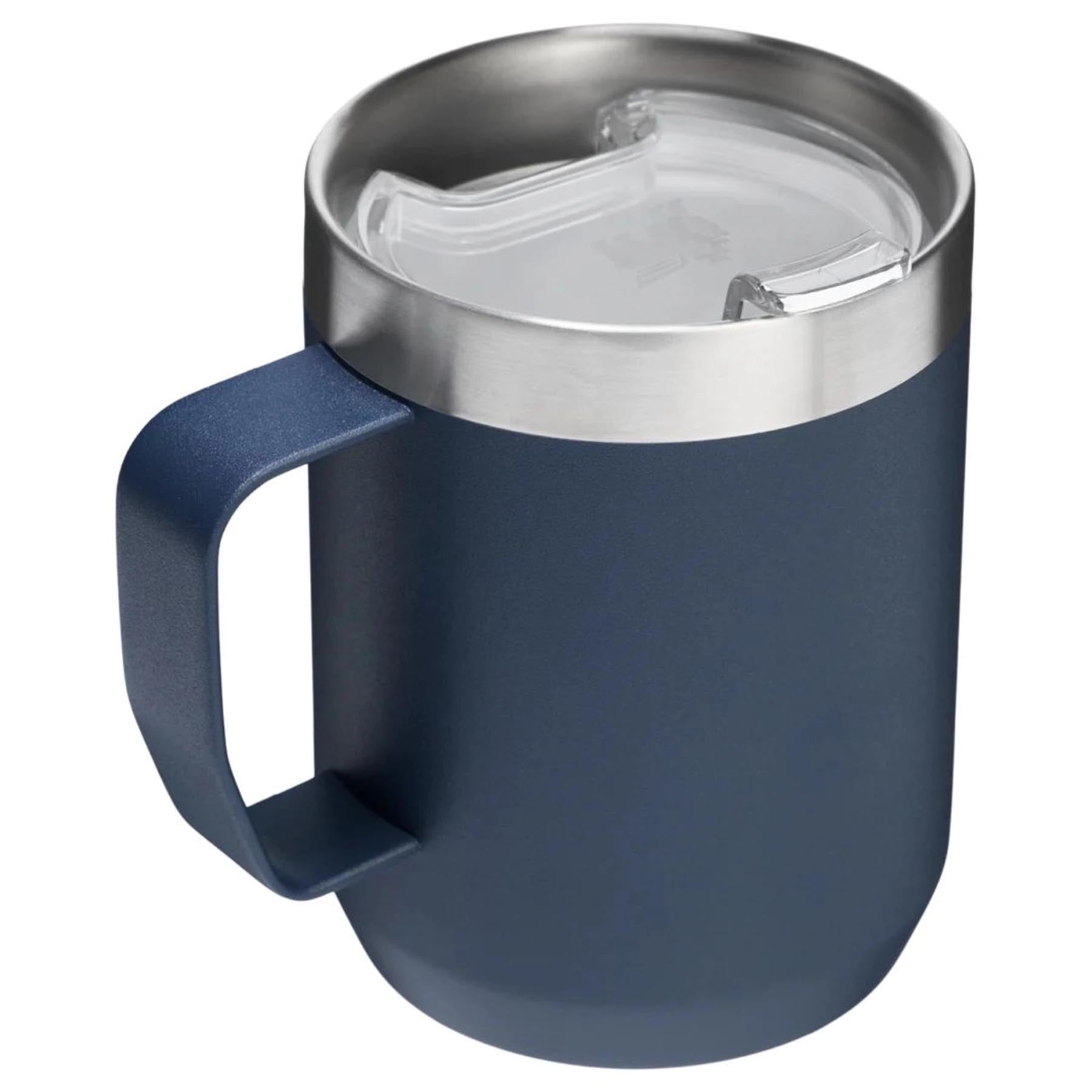 Blauer Everyday Camp Mug 0.23l von Stanley, ideal für Outdoor-Aktivitäten und den täglichen Gebrauch, stilvolles Design und praktische Handhabung.