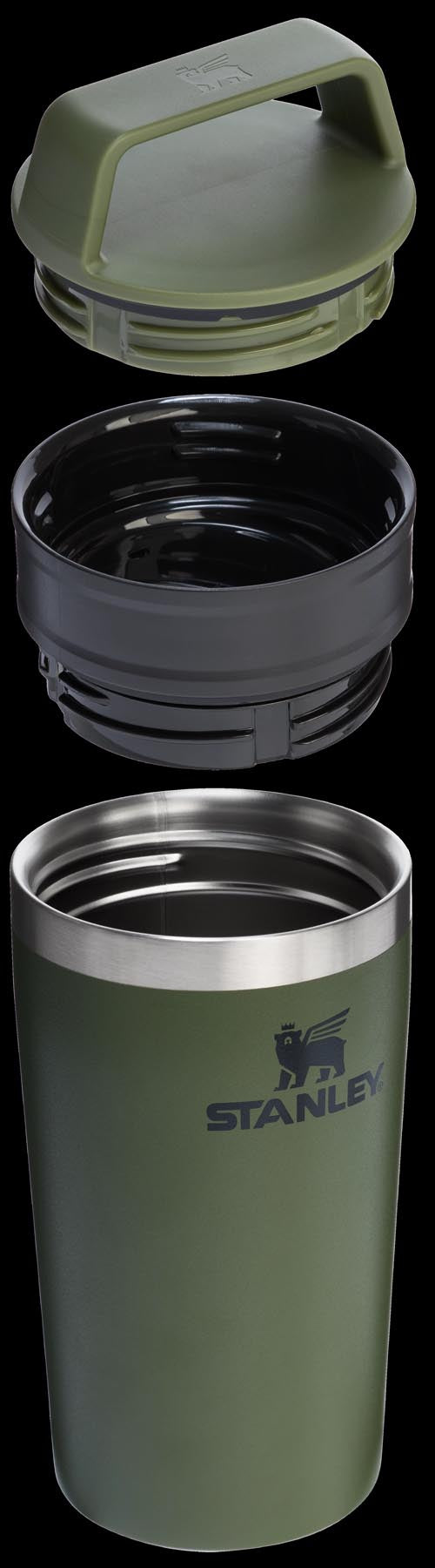 Stylischer Café-To-Go Travel Mug von Stanley in der Farbe dried Pine, ideal für unterwegs und perfekt für heiße Getränke.