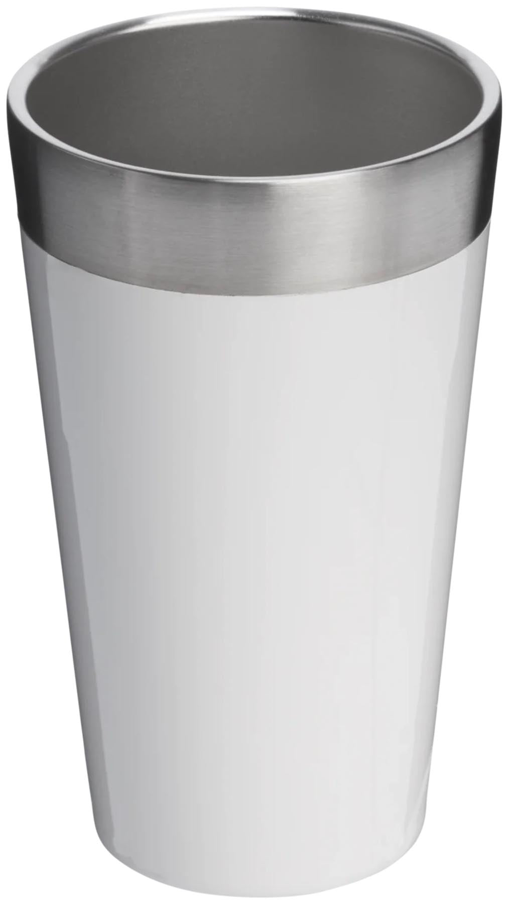 Eleganter Stacking Tumbler von Stanley in frost gloss Weiß, ideal für Getränke unterwegs. Praktisch und stilvoll für jeden Anlass.