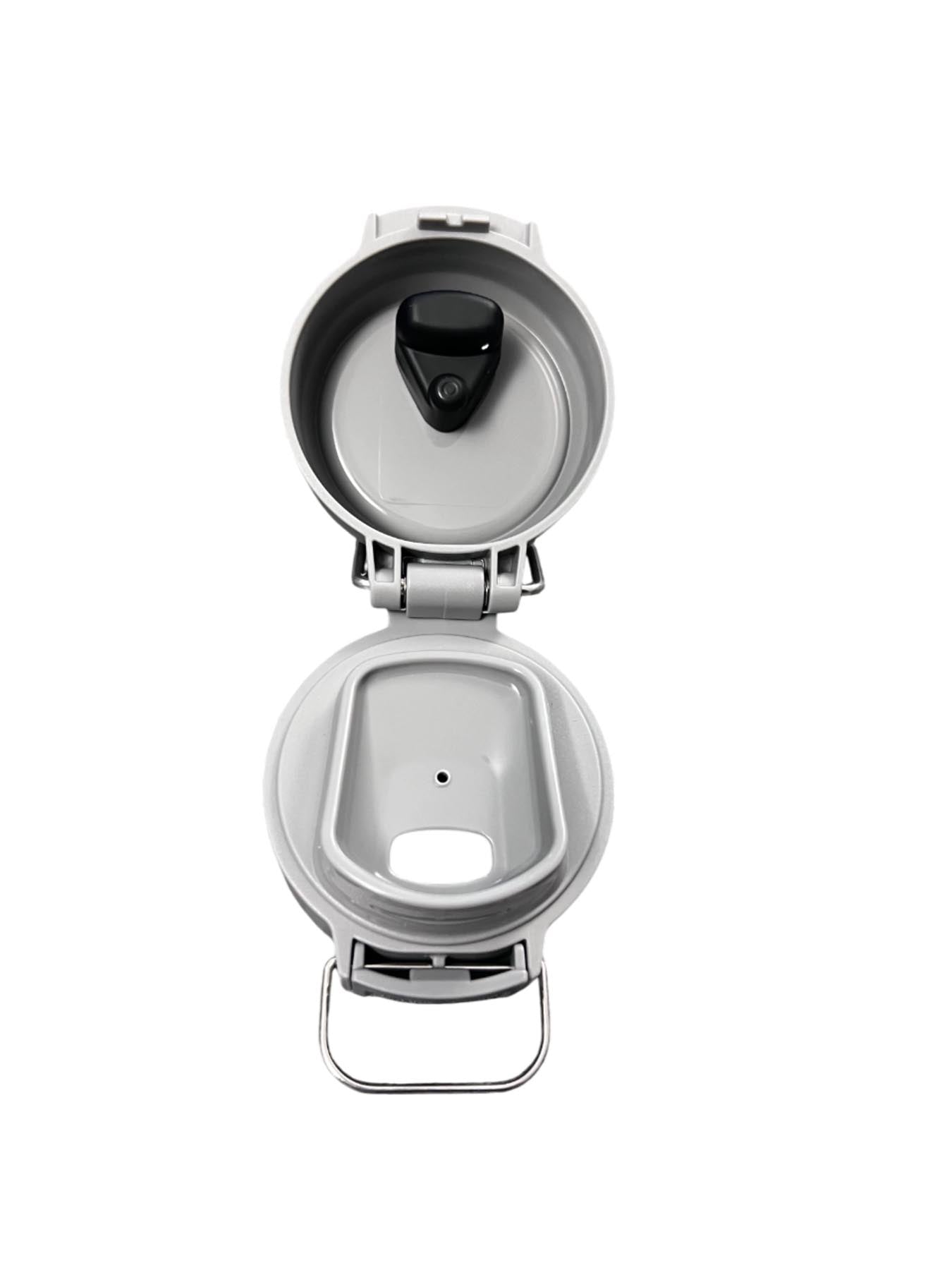 Hellgrauer Quick Flip Ersatzdeckel für Stanley Trinkflaschen (0.47l und 0.7l) – ideal für einen einfachen und praktischen Trinkgenuss.
