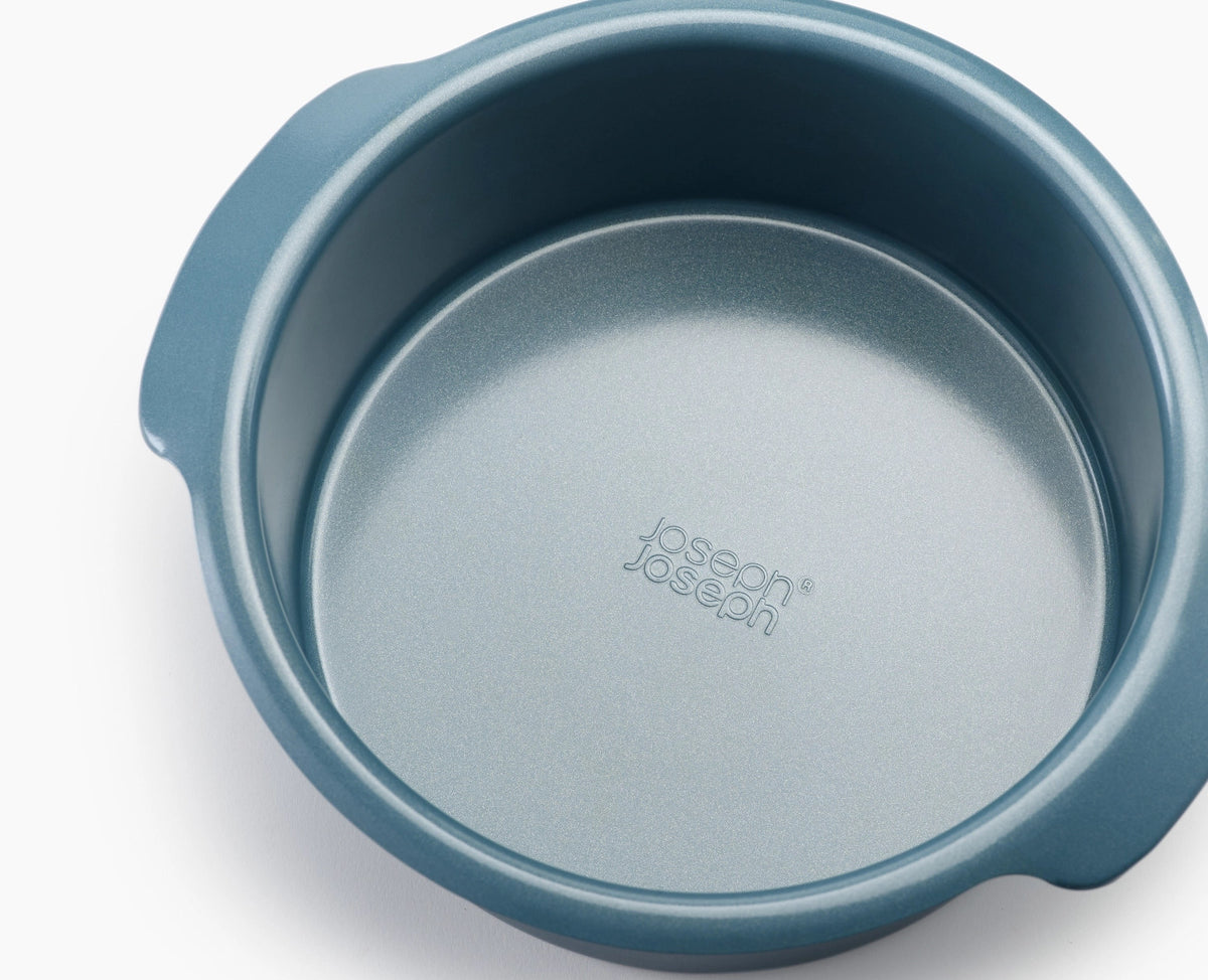 2er Set Nest Bake D20 D23 cm Backform Kuchen in Blau präsentiert im Onlineshop von KAQTU Design AG. Backform / Backblech ist von Joseph Joseph