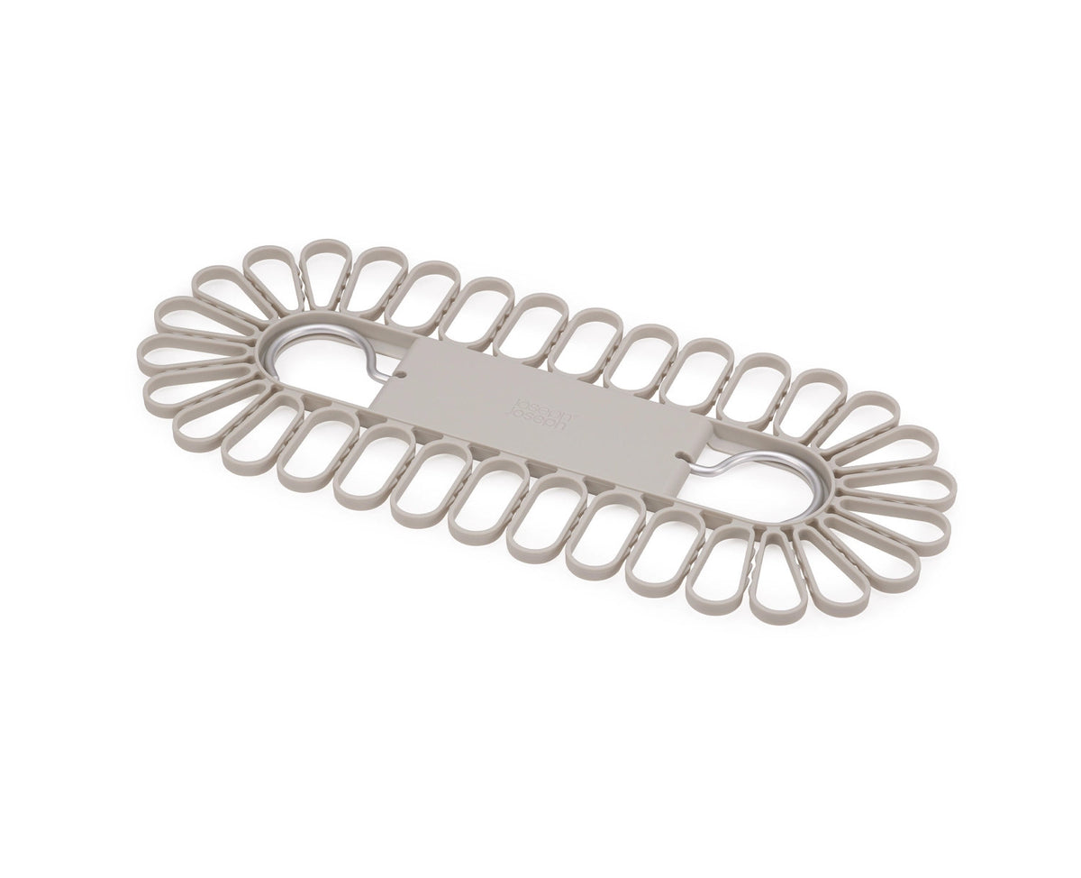 Petal Kleiderbügel für Kleinteile in Blütenform für 32 Stück in Grau präsentiert im Onlineshop von KAQTU Design AG. Kleiderbügel ist von Joseph Joseph