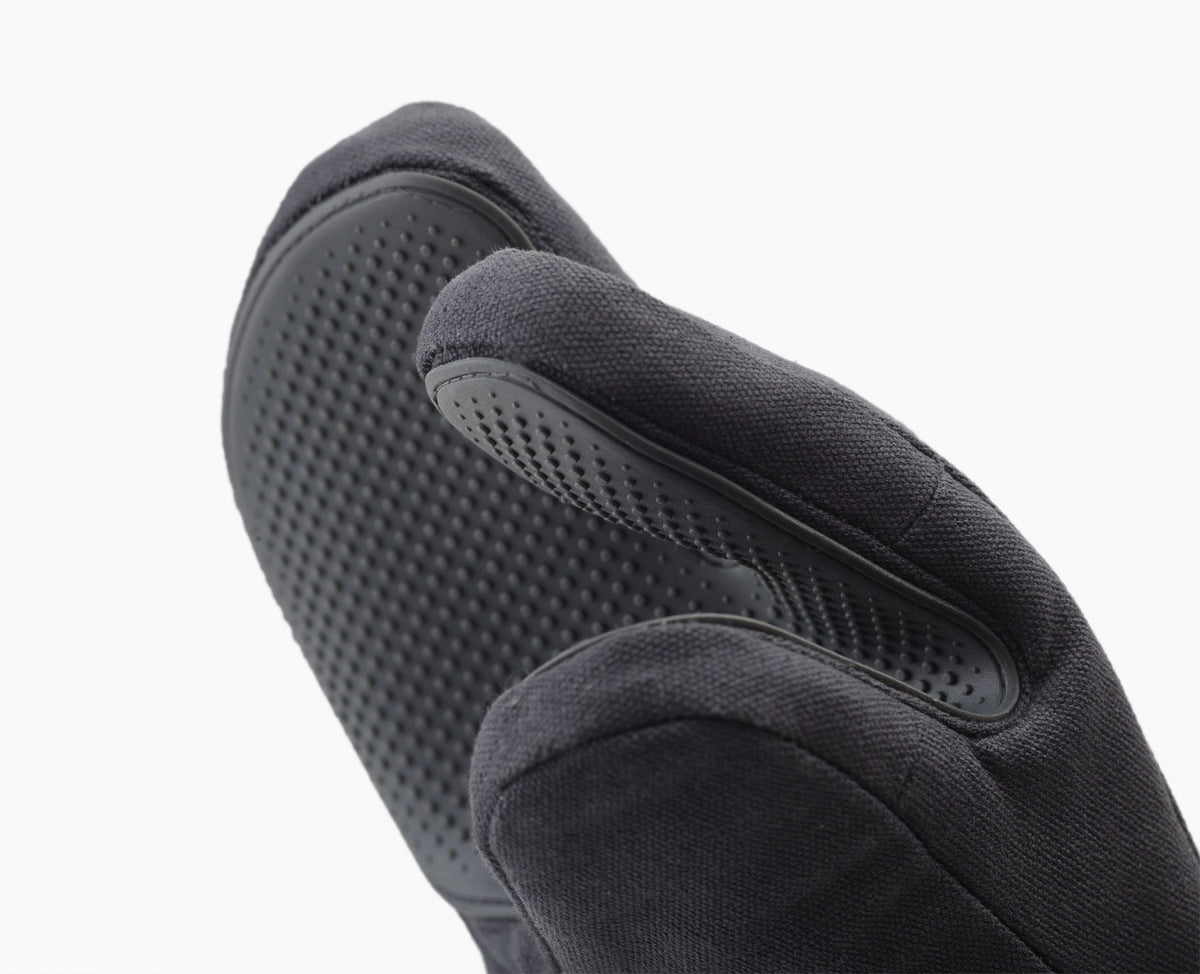 Pinch Ofenhandschuh einzeln Baumwolle anthrazit in Grau präsentiert im Onlineshop von KAQTU Design AG. Küchenhelfer ist von Joseph Joseph
