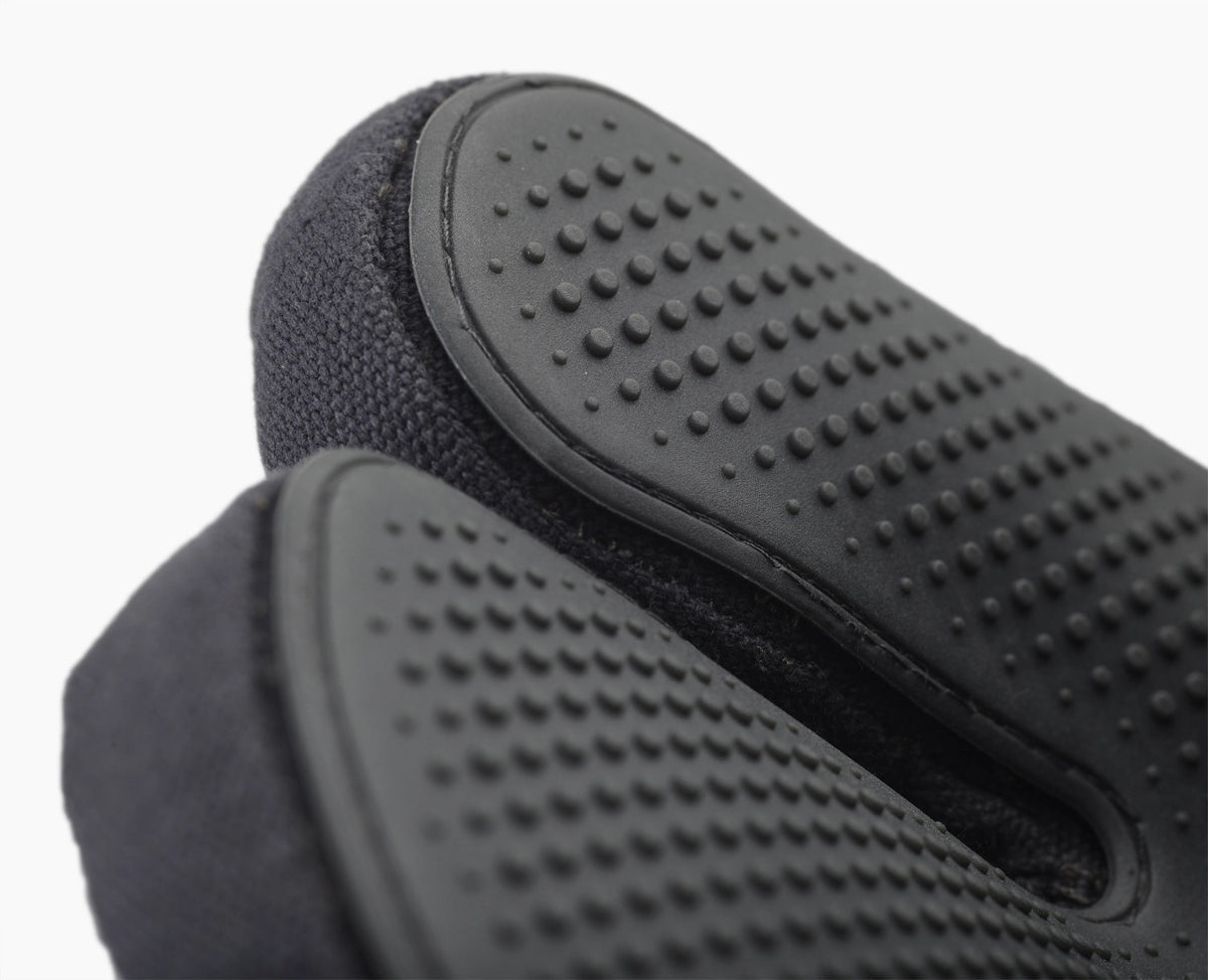 Pinch Ofenhandschuh einzeln Baumwolle anthrazit in Grau präsentiert im Onlineshop von KAQTU Design AG. Küchenhelfer ist von Joseph Joseph