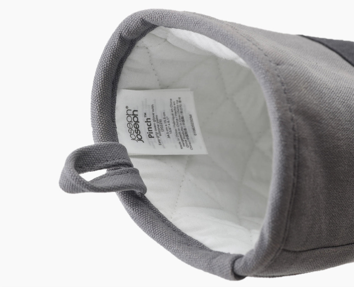 Pinch Ofenhandschuh einzeln Baumwolle anthrazit in Grau präsentiert im Onlineshop von KAQTU Design AG. Küchenhelfer ist von Joseph Joseph