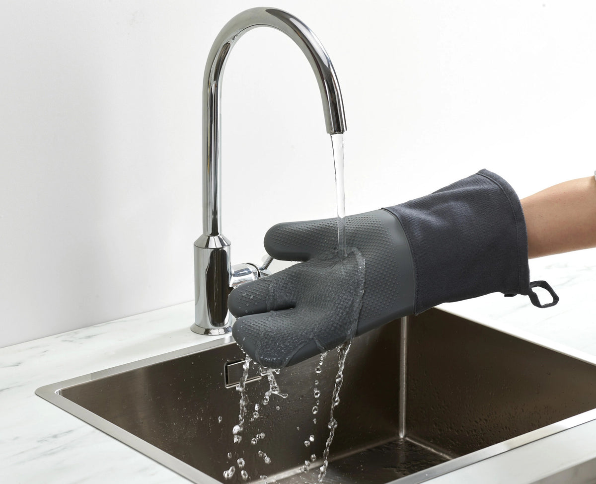 Pinch Ofenhandschuh einzeln Baumwolle anthrazit in Grau präsentiert im Onlineshop von KAQTU Design AG. Küchenhelfer ist von Joseph Joseph