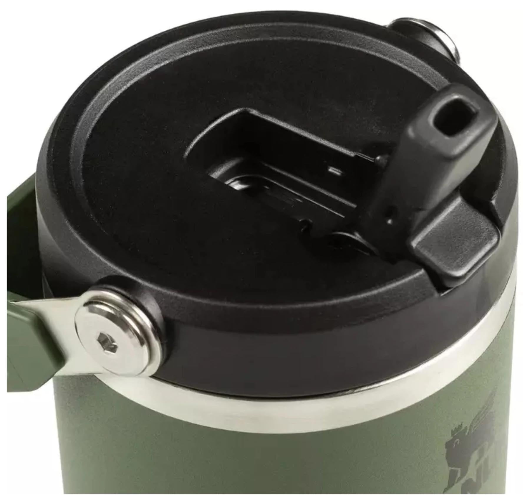 Praktischer Stanley IceFlow Flip Straw Becher in dried pine (0.89l) – perfekt für erfrischende Getränke bei Outdoor-Abenteuern.