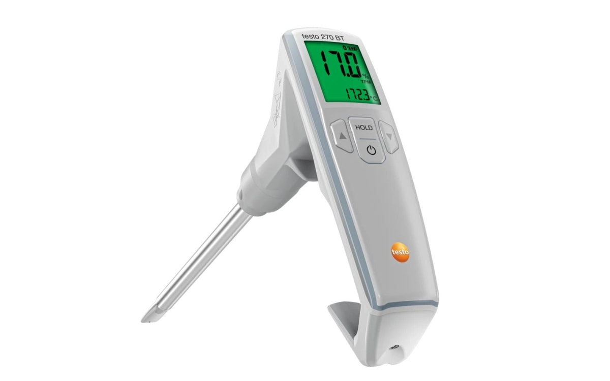 Weisses Thermometer-Messgerät Testo 270 BT mit Display und Messsonde, kompakte Bauform, Grösse 17 x 5 x 30 cm, frontal fotografiert.