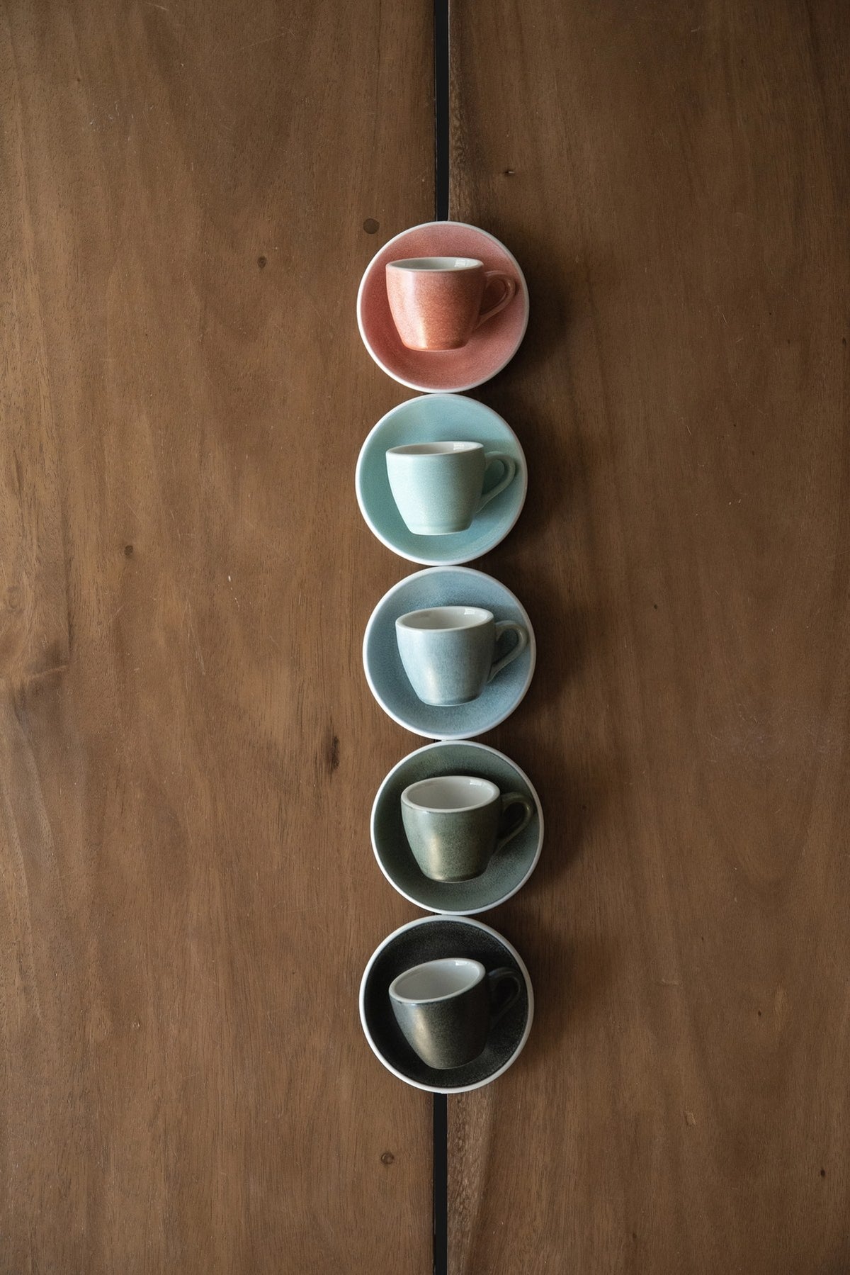Espressotasse Egg von Loveramics in der Farbe Smaragd, ovale Eiform mit matter Glasur, Masse 8.5 x 6.5 x 5.5 cm.