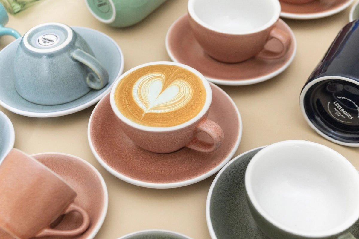 Espressotasse Egg 80ml in Anthrazit von Loveramics, matte Oberfläche, klassische Form, Frontalansicht auf weissem Hintergrund.