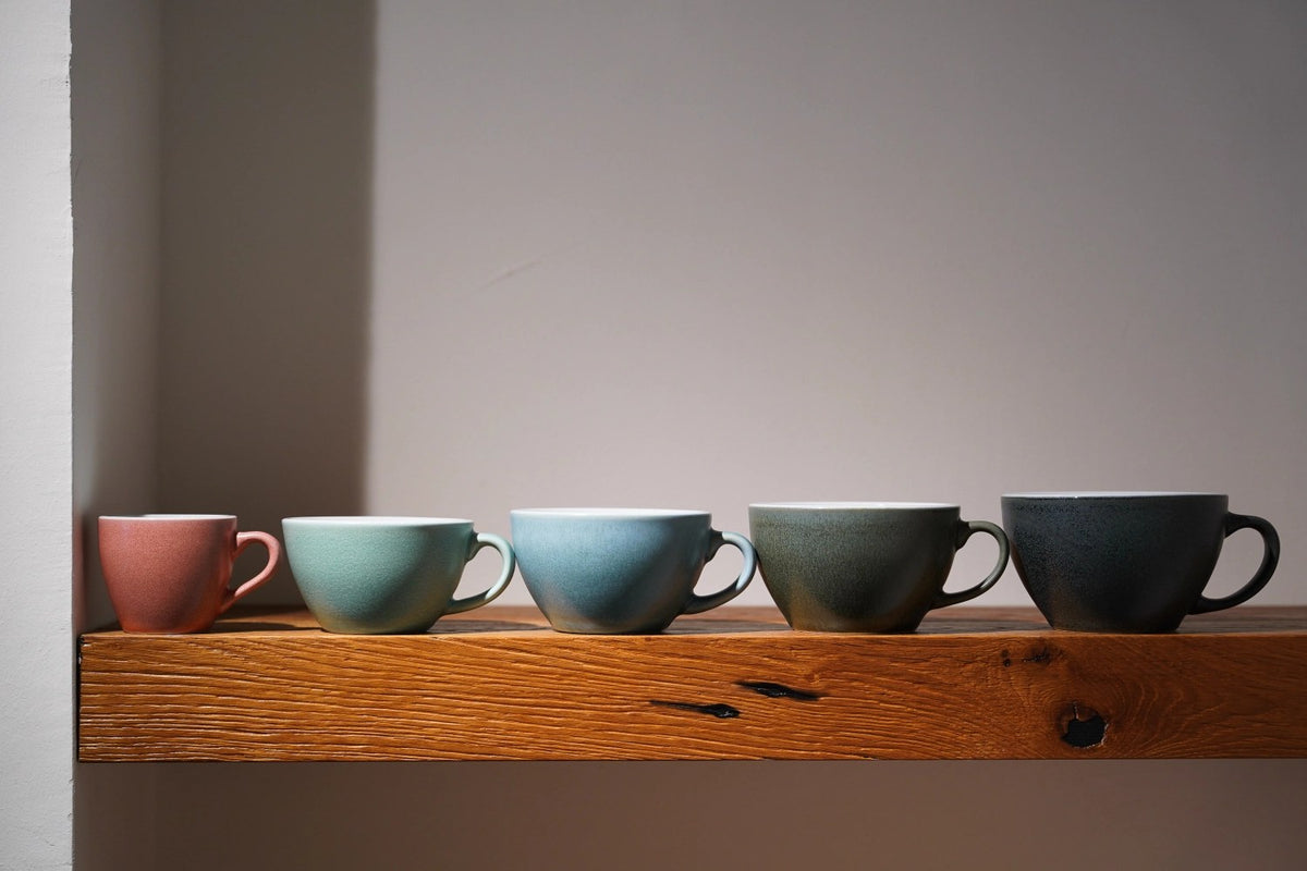 Runde Espresso-Untertasse in Waldgrün von Loveramics, Serie Egg, Durchmesser 11.5cm, Höhe 2cm, glatte Oberfläche, schlichte Form.