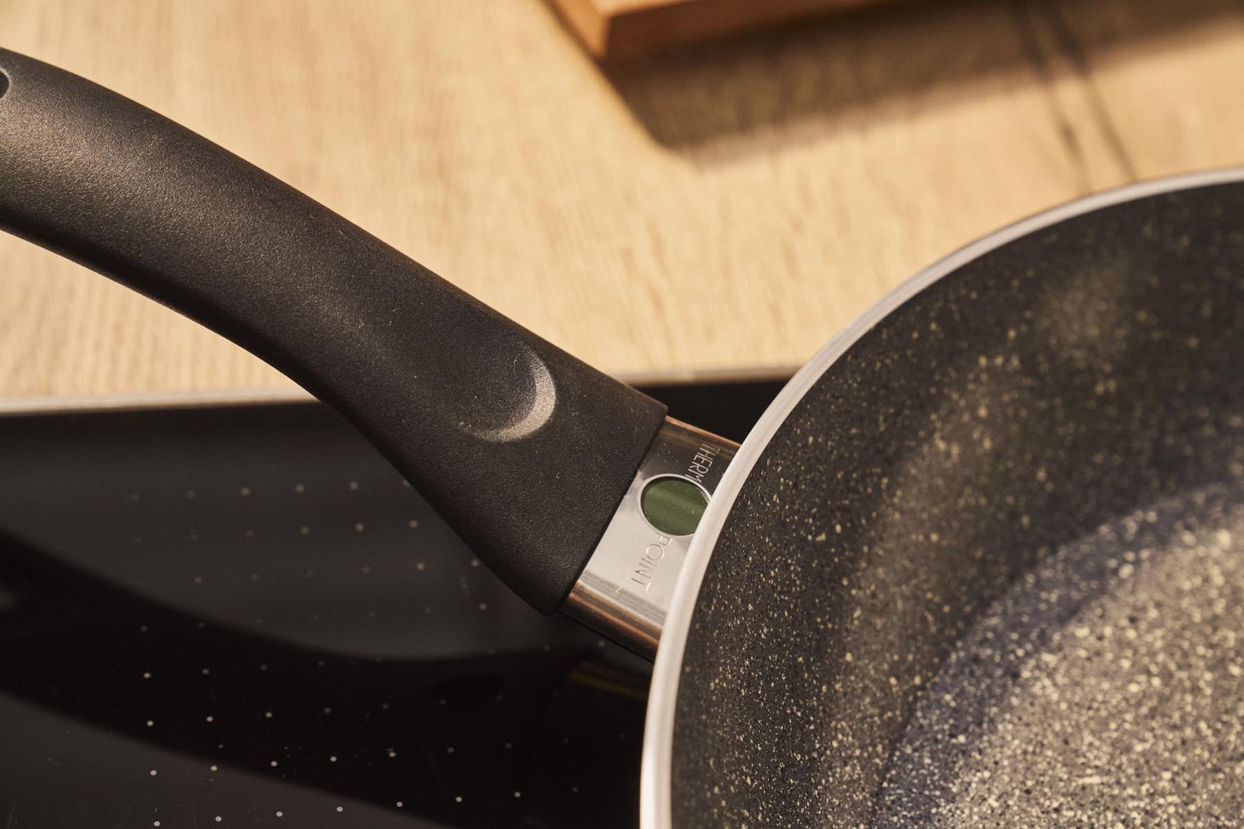 Elegante 32 cm Bratpfanne aus Keramik in Schwarz von Ballarini, ideal für gesundes Kochen und gleichmäßige Wärmeverteilung.
