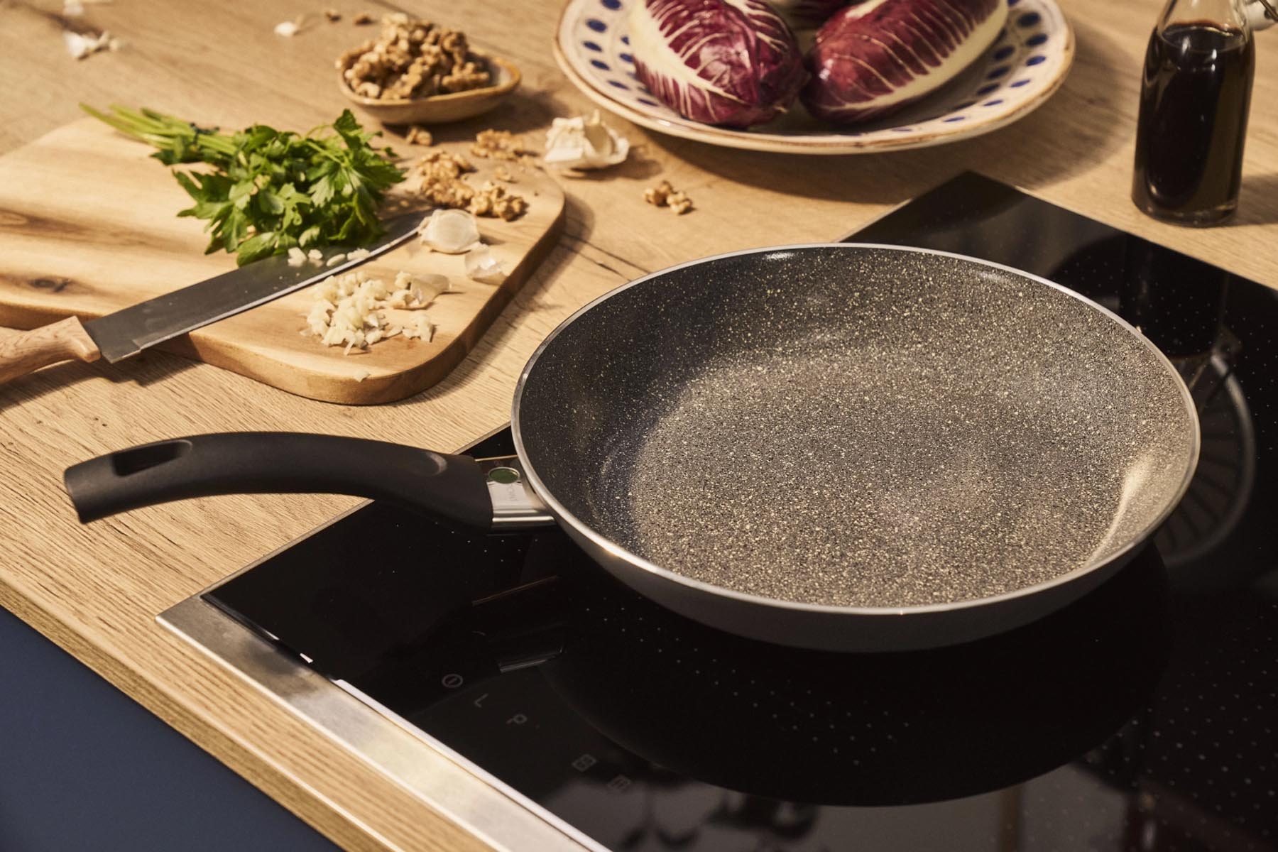 Schwarze 32 cm Keramik-Bratpfanne von Ballarini, perfekt für fettfreies Braten und stilvolles Kochen in der modernen Küche.