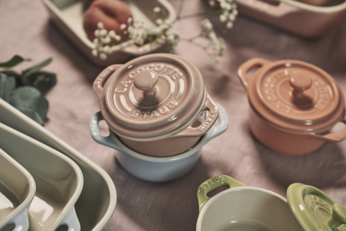 6tlg. mini Cocotte Set in Mehrfarbig präsentiert im Onlineshop von KAQTU Design AG.  ist von Staub