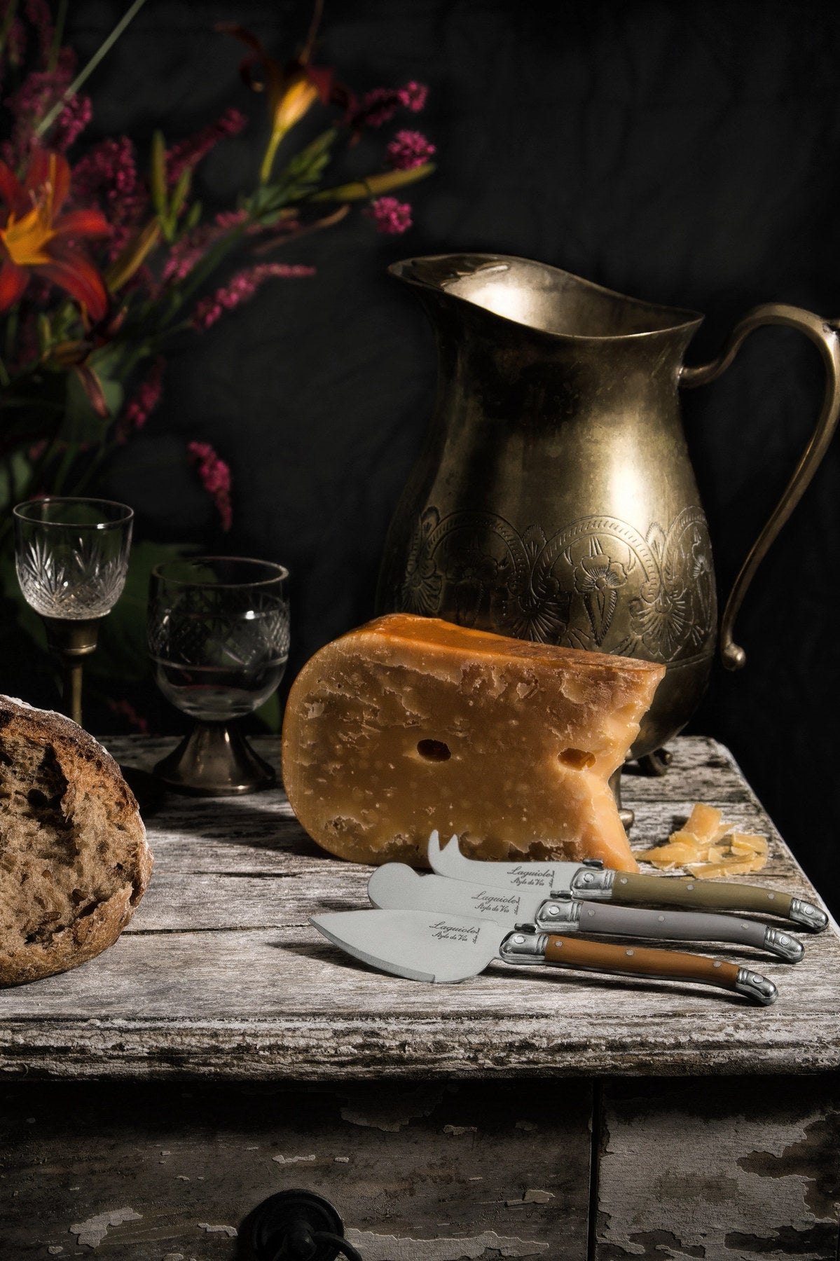 Laguiole 3tlg Premium Line Käsemesserset treasure in Mehrfarbig präsentiert im Onlineshop von KAQTU Design AG. Küchenmesser ist von Laguiole Style de Vie