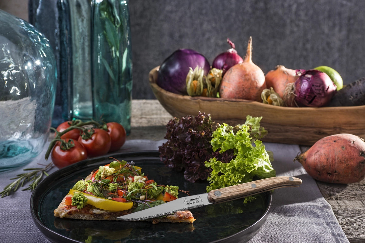 Laguiole Innovation Line Steakmesser Eichenholz gezackt in Beige präsentiert im Onlineshop von KAQTU Design AG. Küchenmesser ist von Laguiole Style de Vie