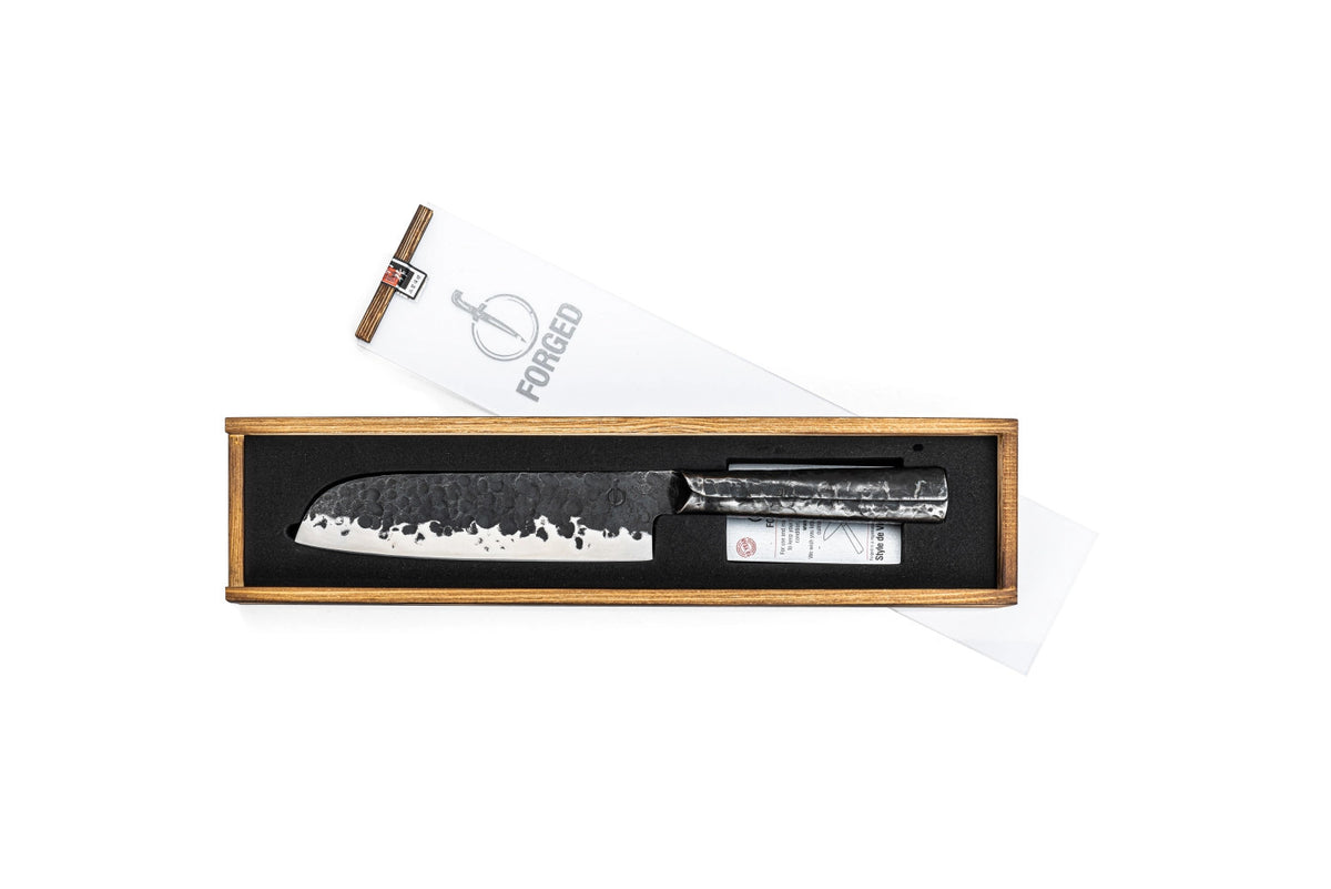Brute Santokumesser 18cm in Schwarz präsentiert im Onlineshop von KAQTU Design AG. Küchenmesser ist von Forged