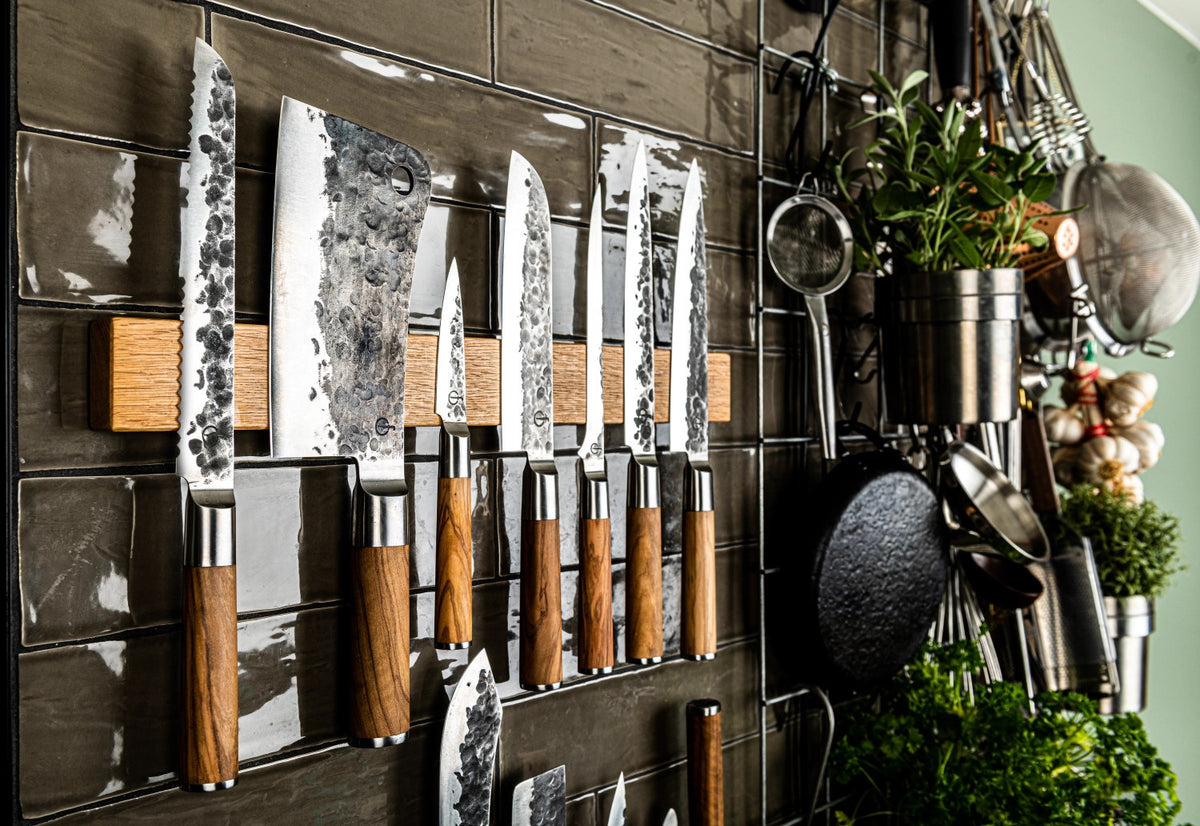 Olive Santokumesser 18cm in Beige präsentiert im Onlineshop von KAQTU Design AG. Küchenmesser ist von Forged