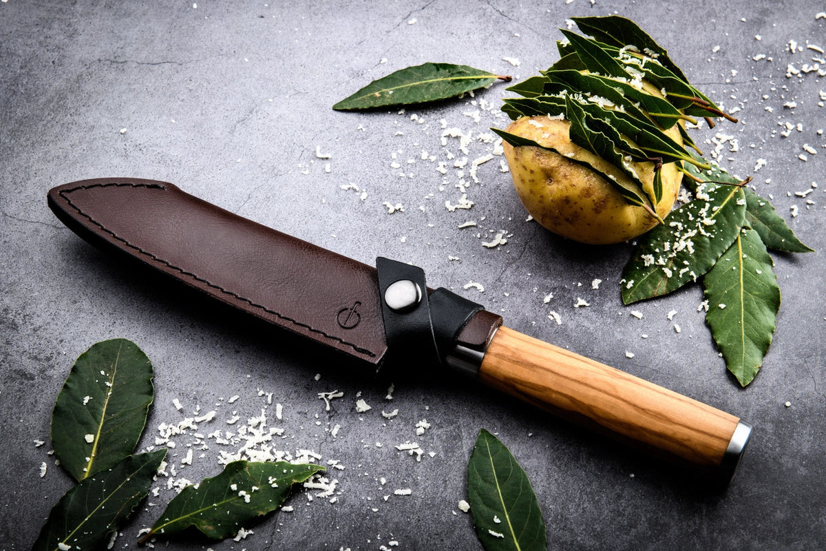 Olive Santokumesser 13cm in Beige präsentiert im Onlineshop von KAQTU Design AG. Küchenmesser ist von Forged