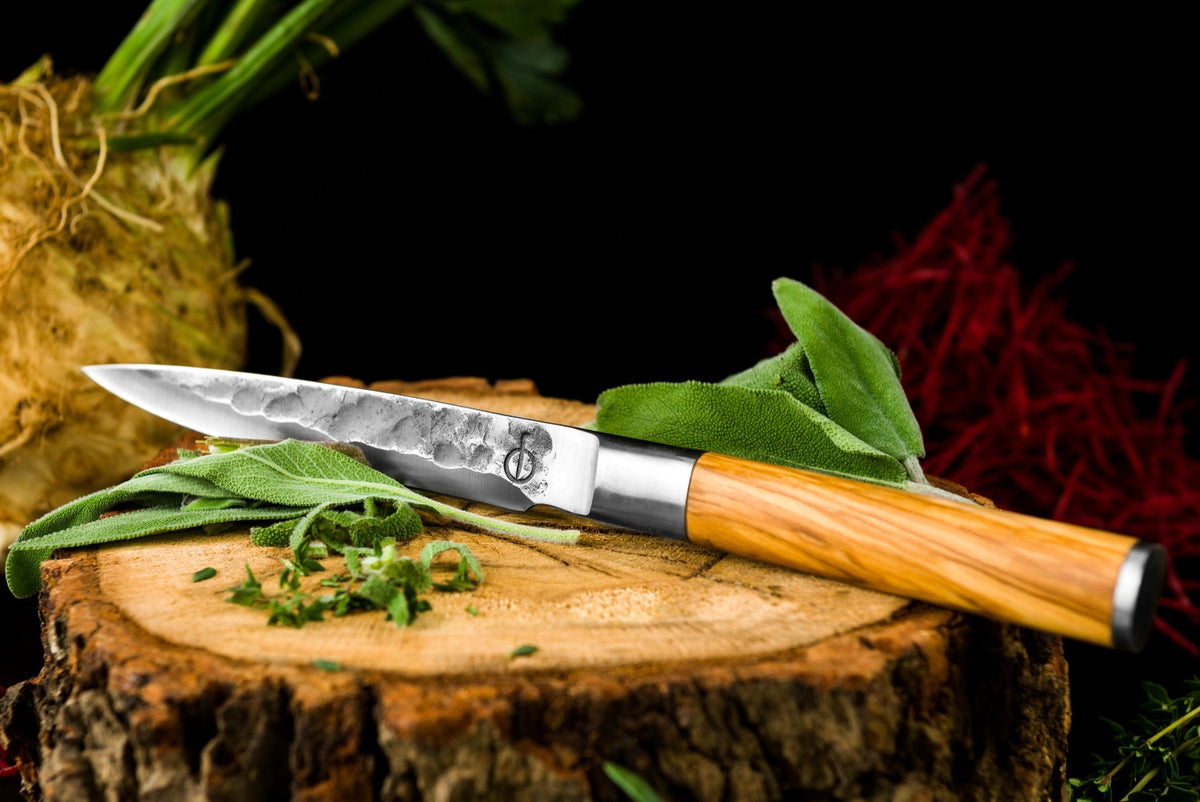 Olive Universalmesser 12.5cm in Beige präsentiert im Onlineshop von KAQTU Design AG. Küchenmesser ist von Forged