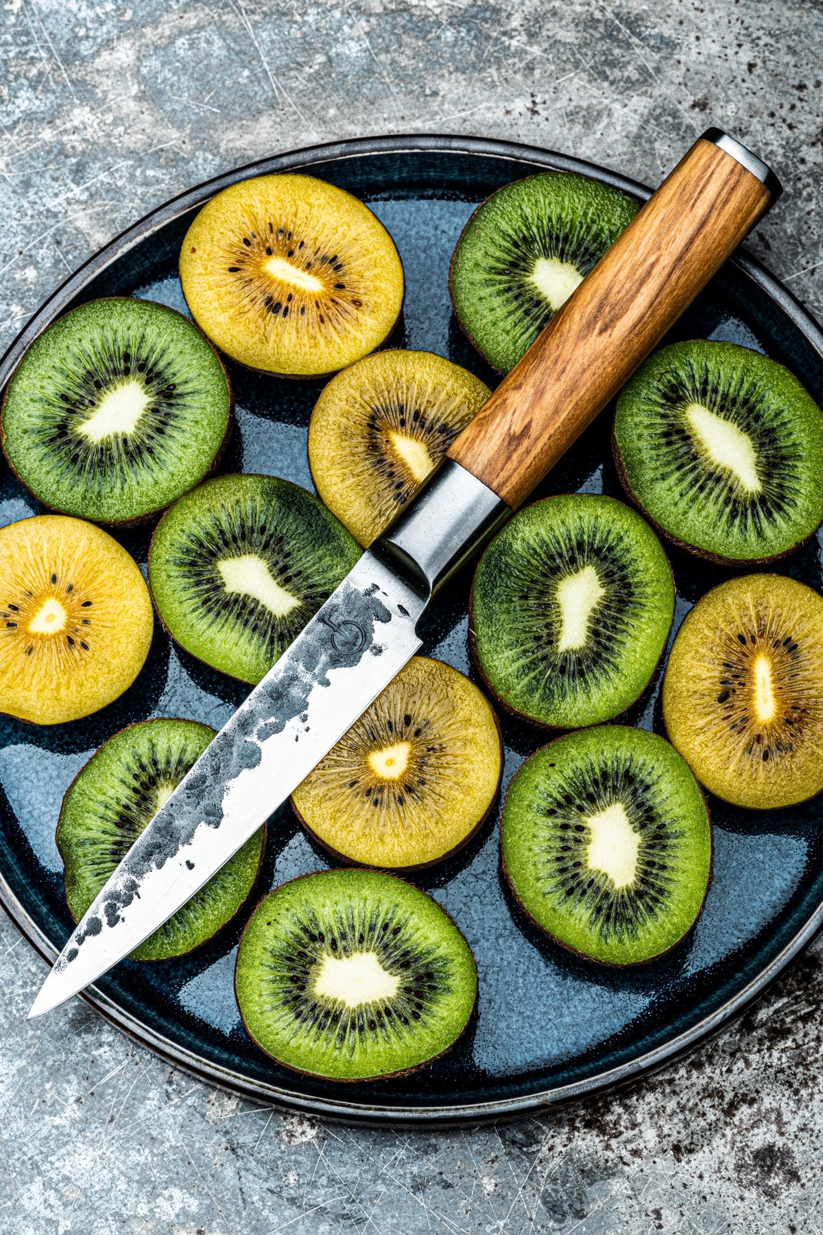 Olive Universalmesser 12.5cm in Beige präsentiert im Onlineshop von KAQTU Design AG. Küchenmesser ist von Forged