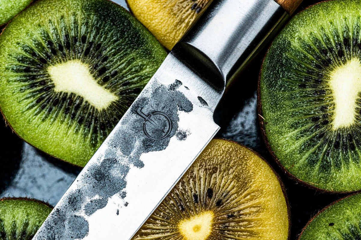 Olive Universalmesser 12.5cm in Beige präsentiert im Onlineshop von KAQTU Design AG. Küchenmesser ist von Forged