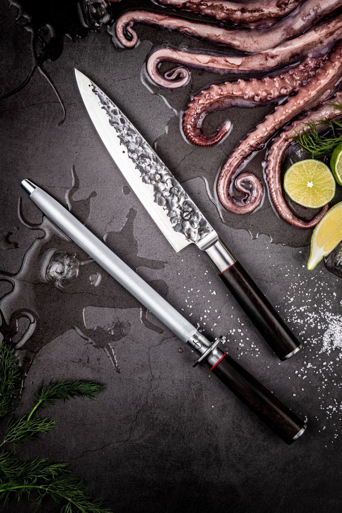 Gelber Diamant-Wetzstahl von Sebra, 25 cm lang, mit Griff, liegend auf Holzoberfläche, Marke Forged.