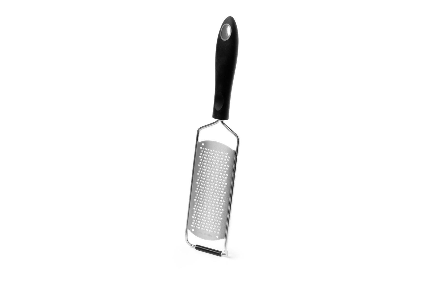 Rostfreie Reibe Breit Extra Fein in Schwarz präsentiert im Onlineshop von KAQTU Design AG. Küchenhelfer ist von Comas