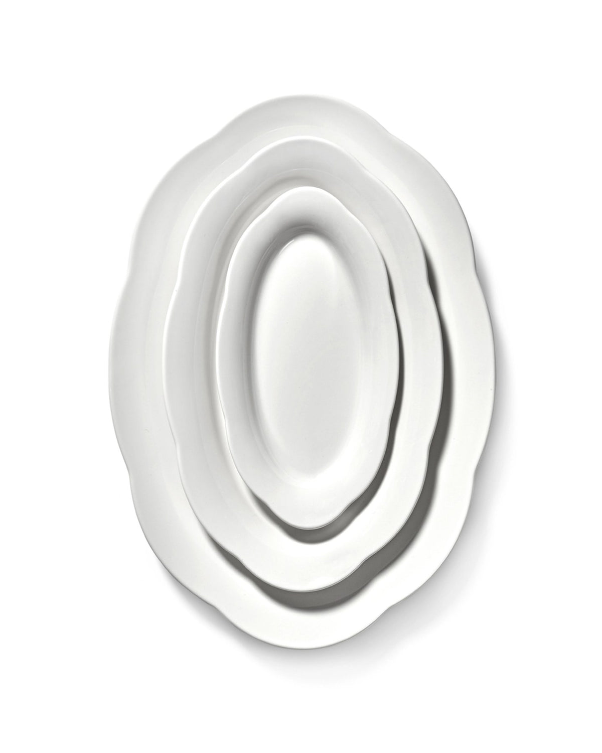 Ovaler, tiefer Porzellanteller in Weiss von Serax, glatte Oberfläche, leicht geschwungene Form, Serie Silhouette, Draufsicht auf leeren Teller.