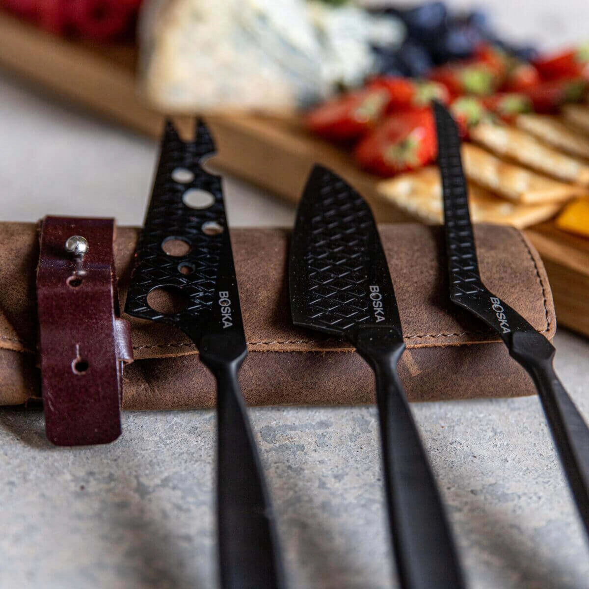 Käsemesser-Set Monaco+ Schwarz in Schwarz präsentiert im Onlineshop von KAQTU Design AG. Küchenmesser ist von Boska