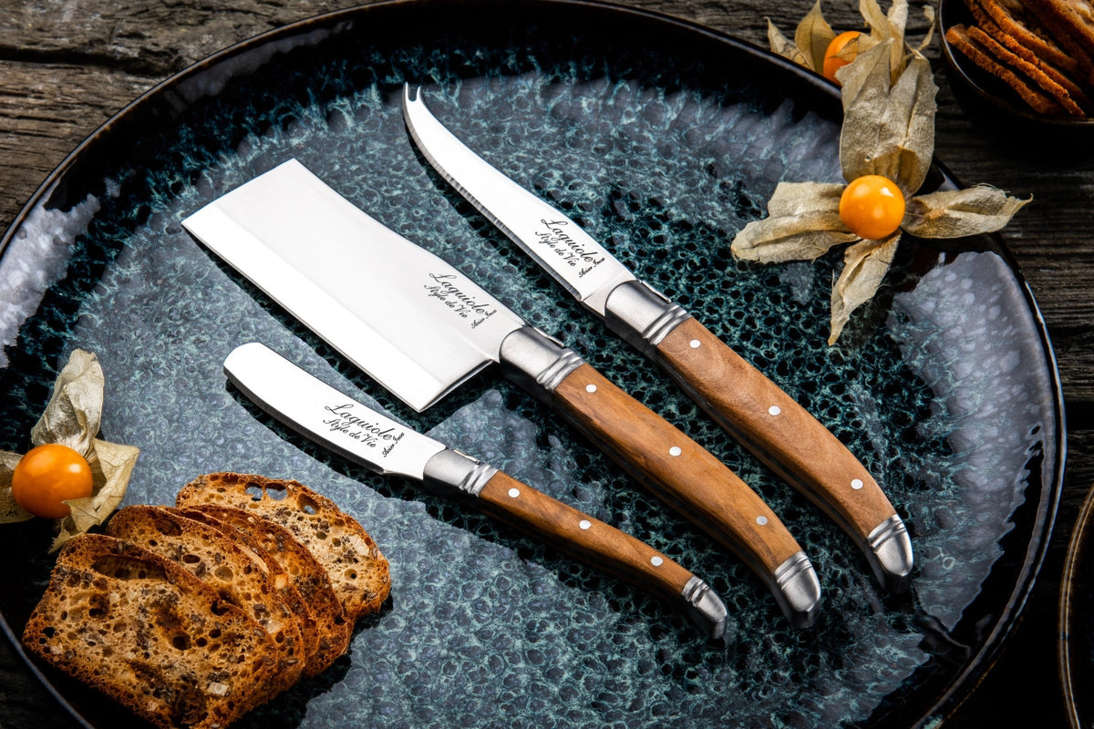 Luxury Line Käsemesserset Olivenholz in Mehrfarbig präsentiert im Onlineshop von KAQTU Design AG. Küchenmesser ist von Forged