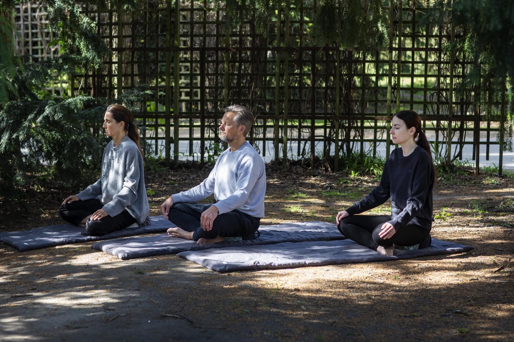 Praktische und elegante Meditationsmatte in Dunkelblau, 70x200cm, aus biologischer Baumwolle – perfekt für Meditation und Yoga unterwegs.