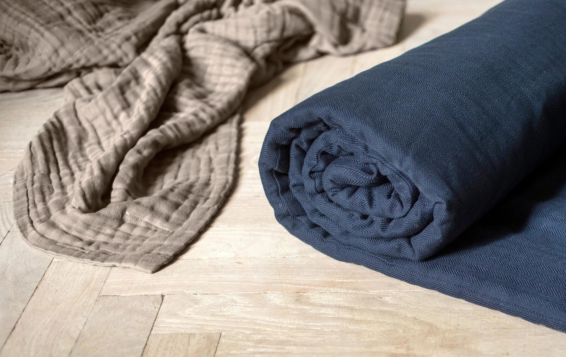 Stilvolle Meditationsmatte in Dunkelblau, 70x200cm, aus nachhaltiger Biobaumwolle – ideal für entspannende Momente und Yoga on-the-go.