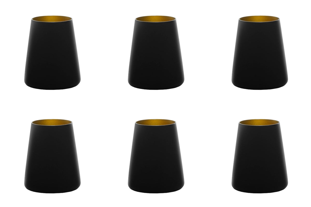 Sechs Trinkgläser aus Glas in Schwarz mit goldenem Rand, Stölzle Elements Power Becher 380ml, auf neutralem Hintergrund fotografiert.