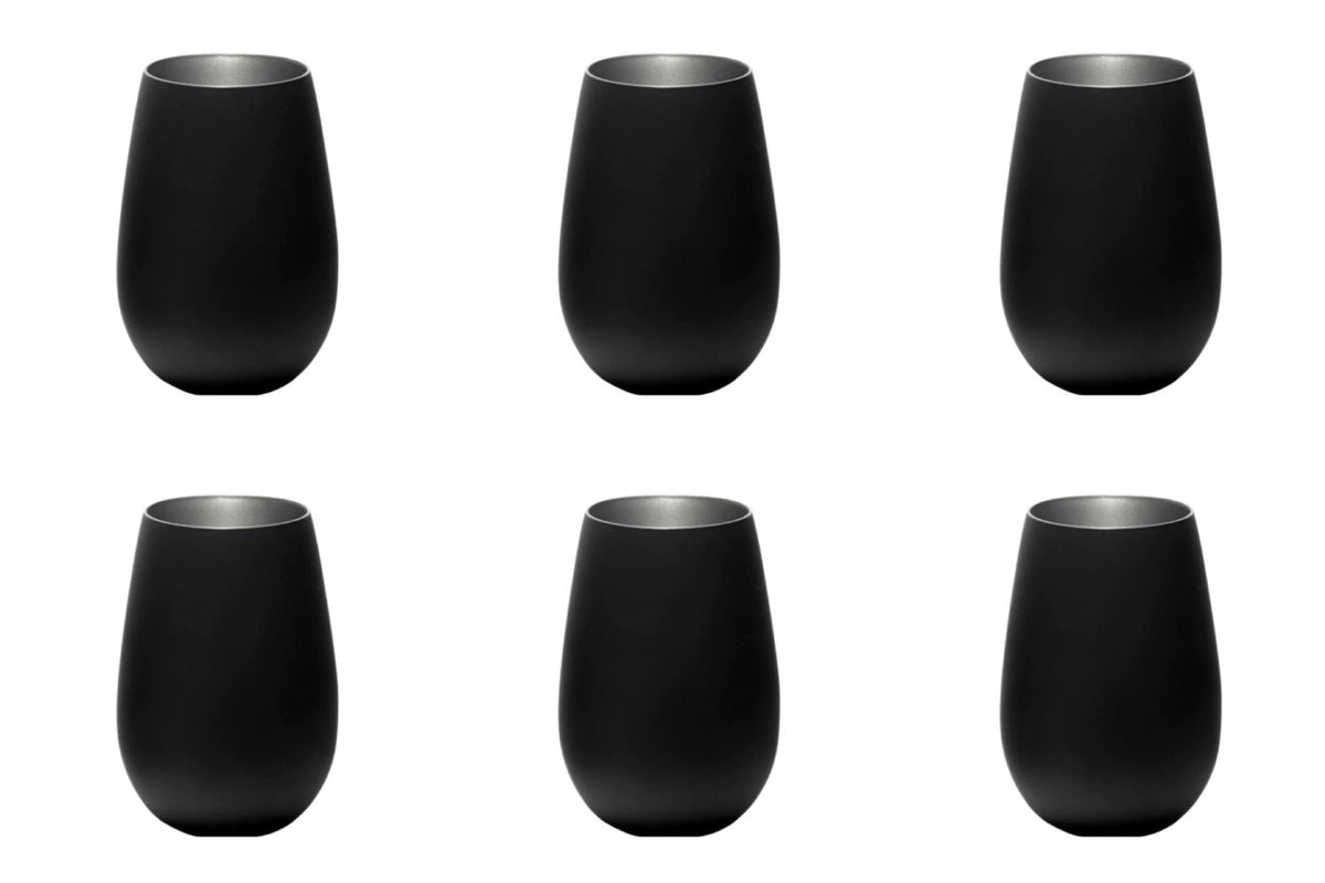 Sechs Trinkbecher aus Glas der Stölzle Elements Serie in Schwarz/Silber, Fassungsvermögen je 465ml, im Set auf hellem Hintergrund angeordnet.
