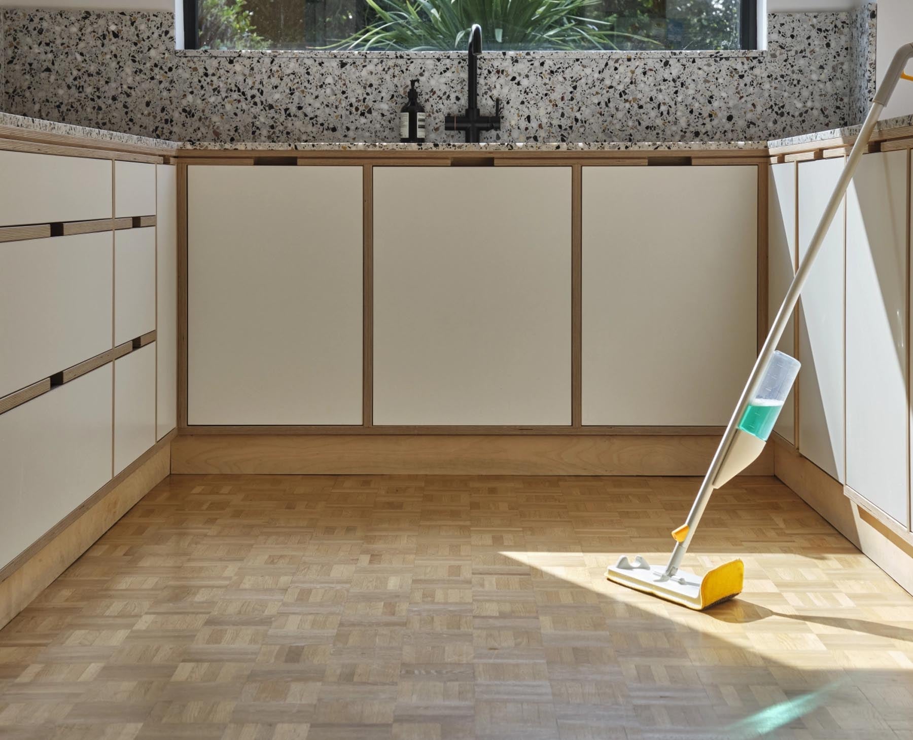 Praktischer CleanTech Sprühmopp in light stone, ideal für effizientes Wischen und gründliche Reinigung in allen Wohnbereichen.