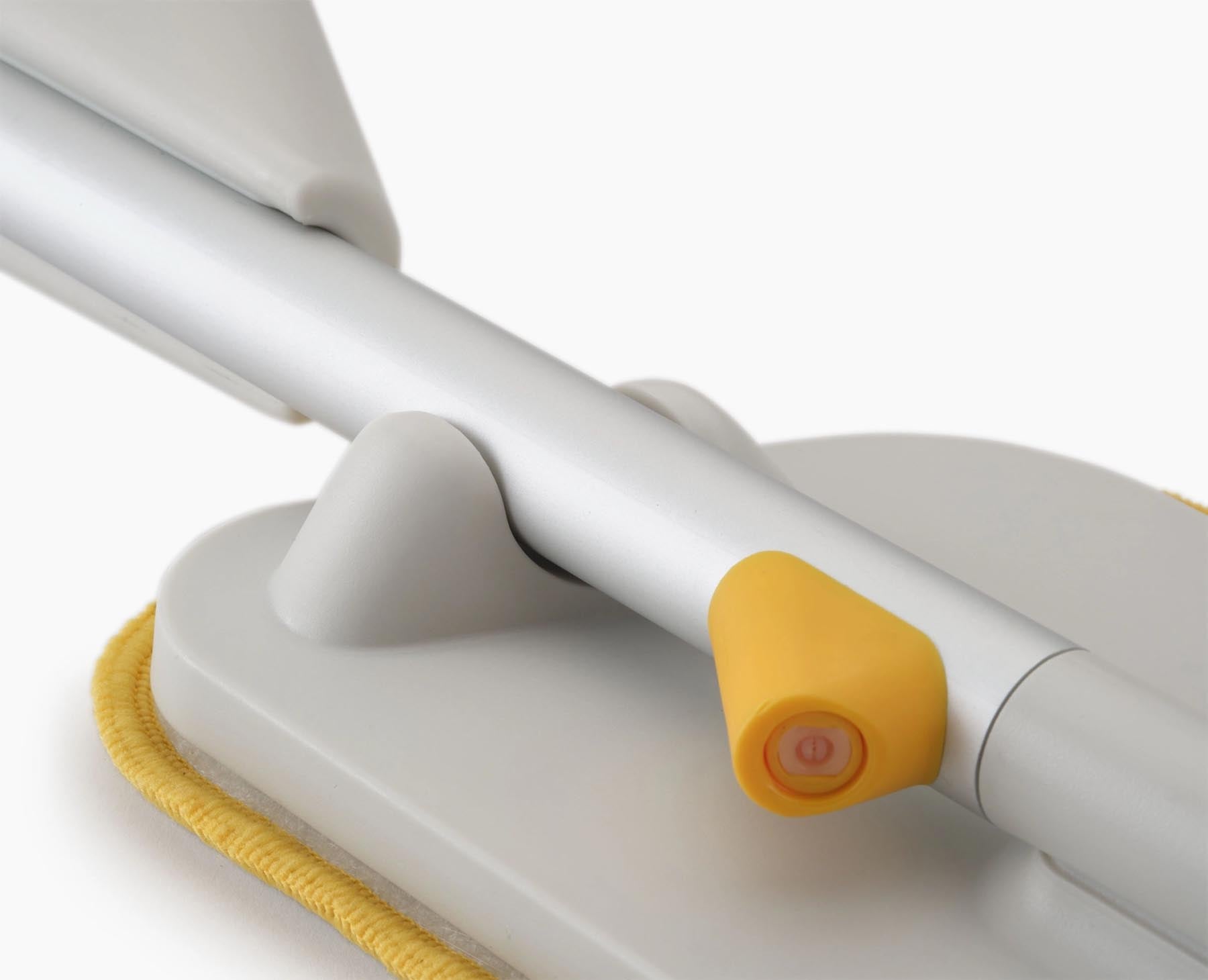Der CleanTech Sprühmopp in light stone von Joseph Joseph kombiniert Funktionalität und Stil für müheloses Wischen in jedem Zuhause.