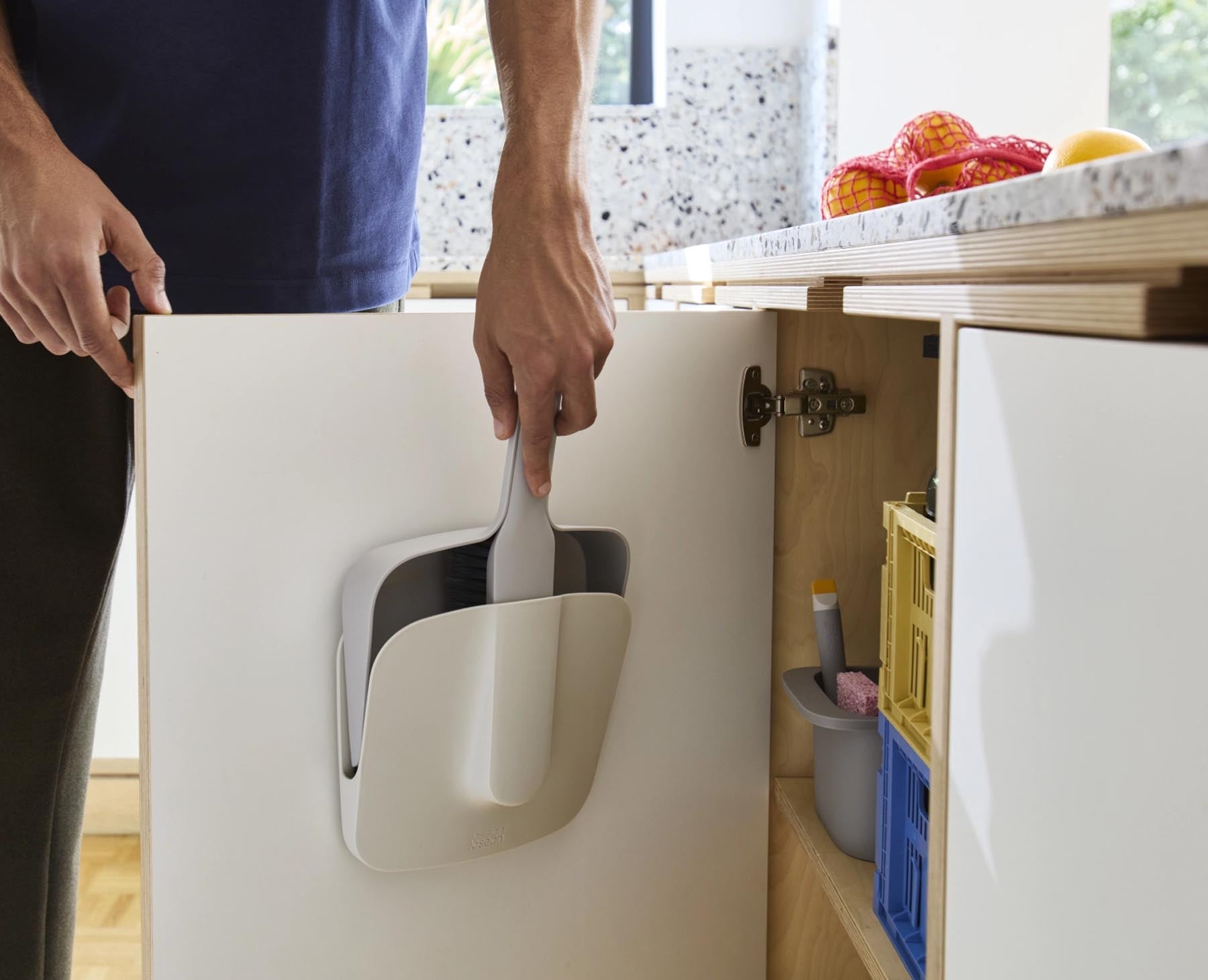 Praktische CleanTech Kehrschaufel mit Handbesen in elegantem Grau, ideal für effizientes Reinigen und Aufkehren von Schmutz.