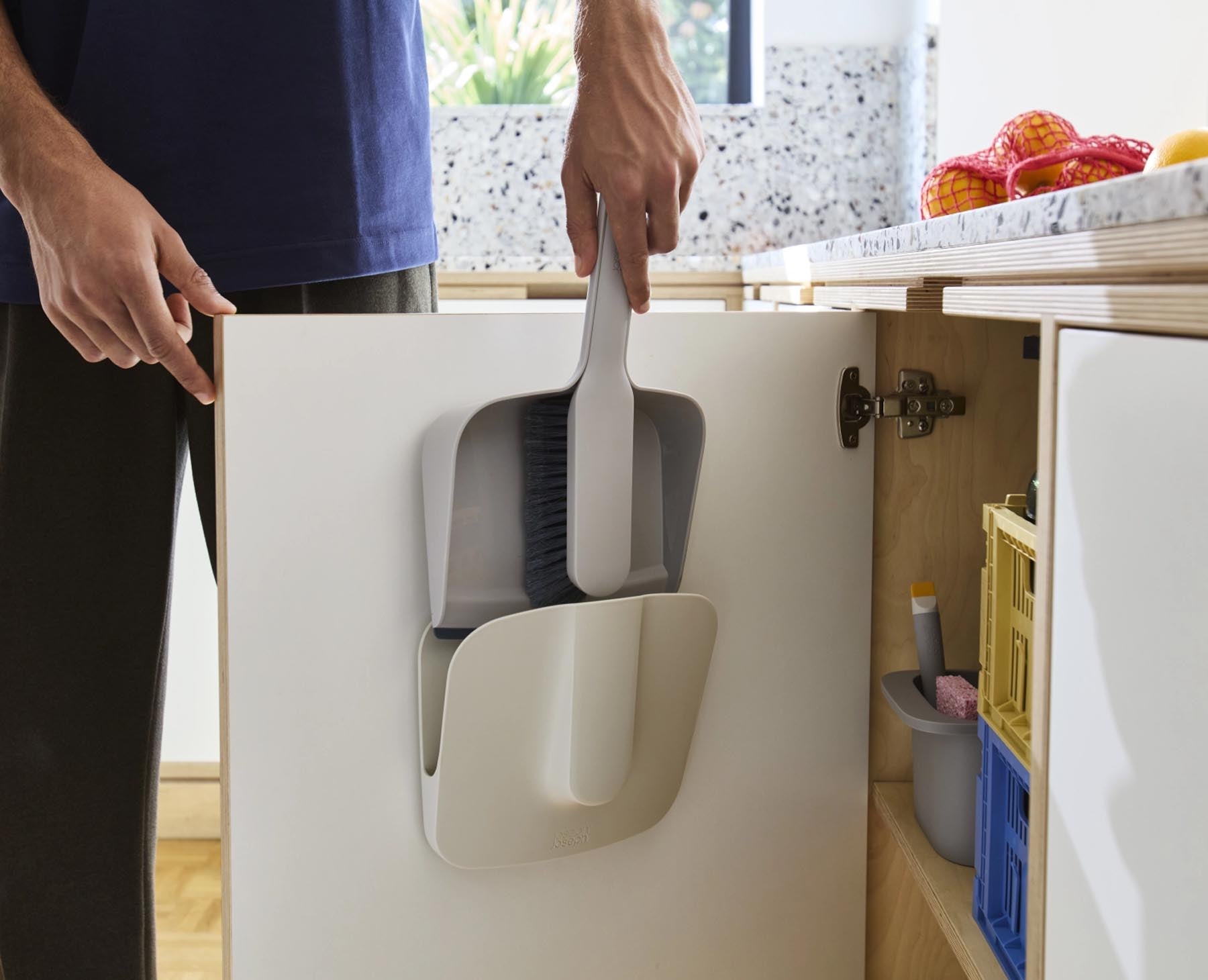 Stylische CleanTech Kehrschaufel mit Handbesen in modernem Stein-Grau, perfekt für müheloses Kehren und Sauberhalten von Böden.