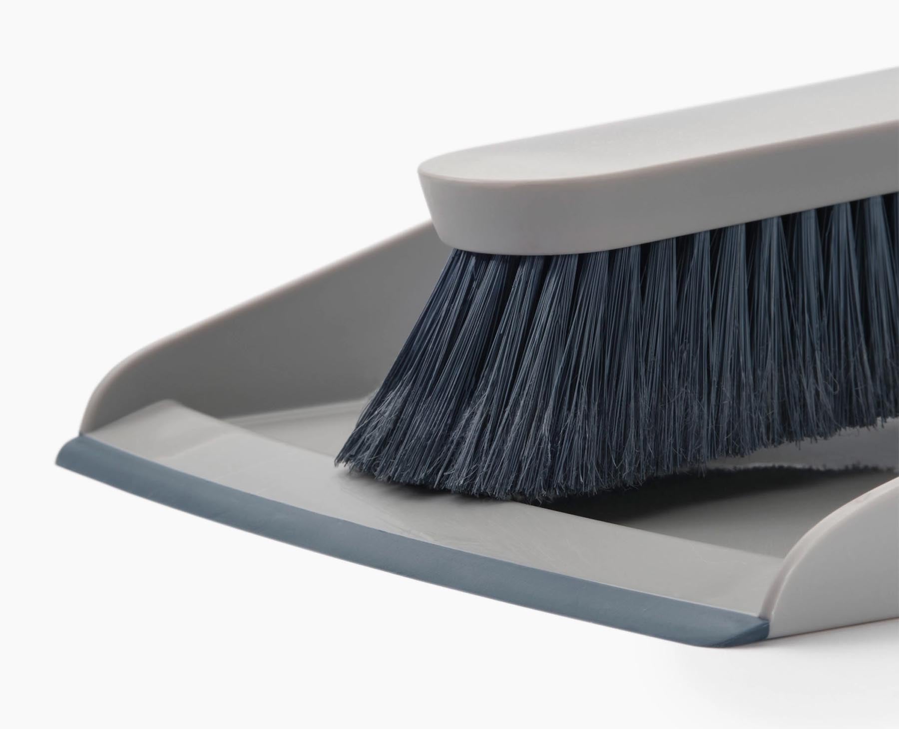 Praktisches Set aus Kehrschaufel und Handbesen in stilvollem Stein-Grau, ideal für effizientes Kehren und einfache Reinigung.