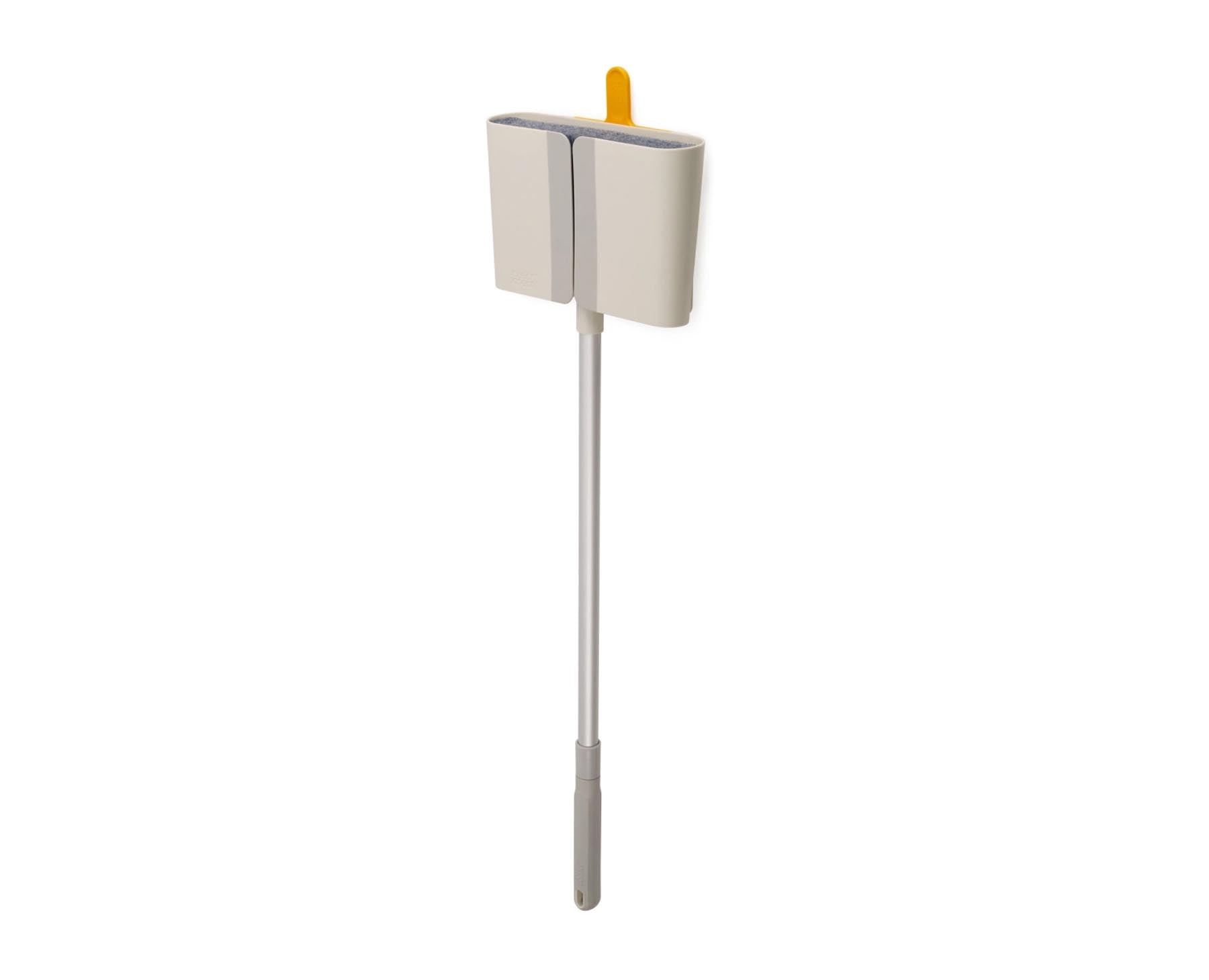 CleanTech Besen mit Wandhalterung 7.8x25.6x93.6cm stone in Grau präsentiert im Onlineshop von KAQTU Design AG. Besen ist von Joseph Joseph