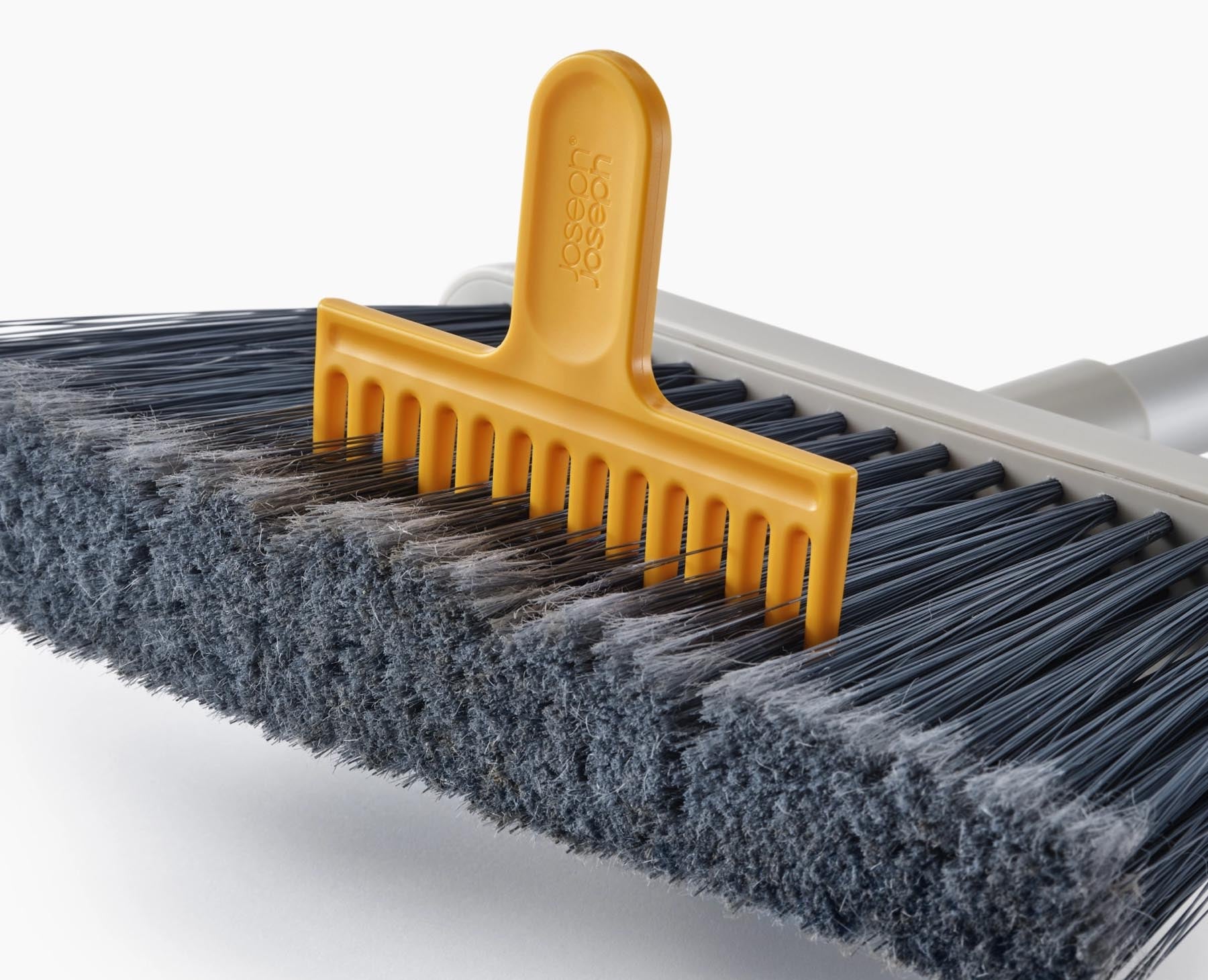 Stylischer CleanTech Besen in modernem Steinfarbton, ausgestattet mit praktischer Wandhalterung für eine ordentliche und platzsparende Aufbewahrung.