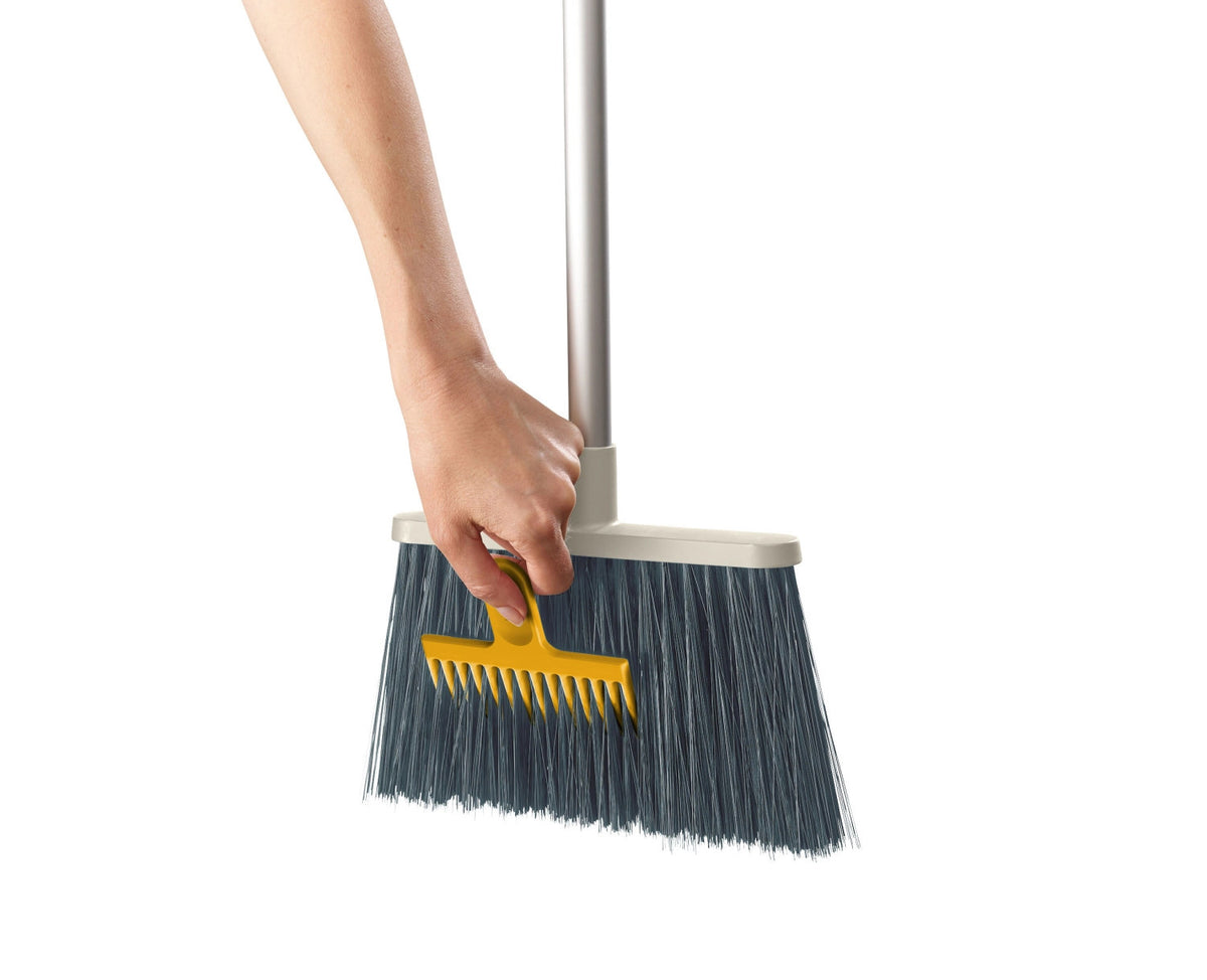 CleanTech Besen mit Wandhalterung 7.8x25.6x93.6cm stone in Grau präsentiert im Onlineshop von KAQTU Design AG. Reinigung & Wäsche ist von Joseph Joseph