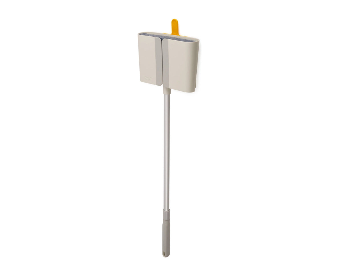 CleanTech Besen mit Wandhalterung 7.8x25.6x93.6cm stone in Grau präsentiert im Onlineshop von KAQTU Design AG. Reinigung & Wäsche ist von Joseph Joseph