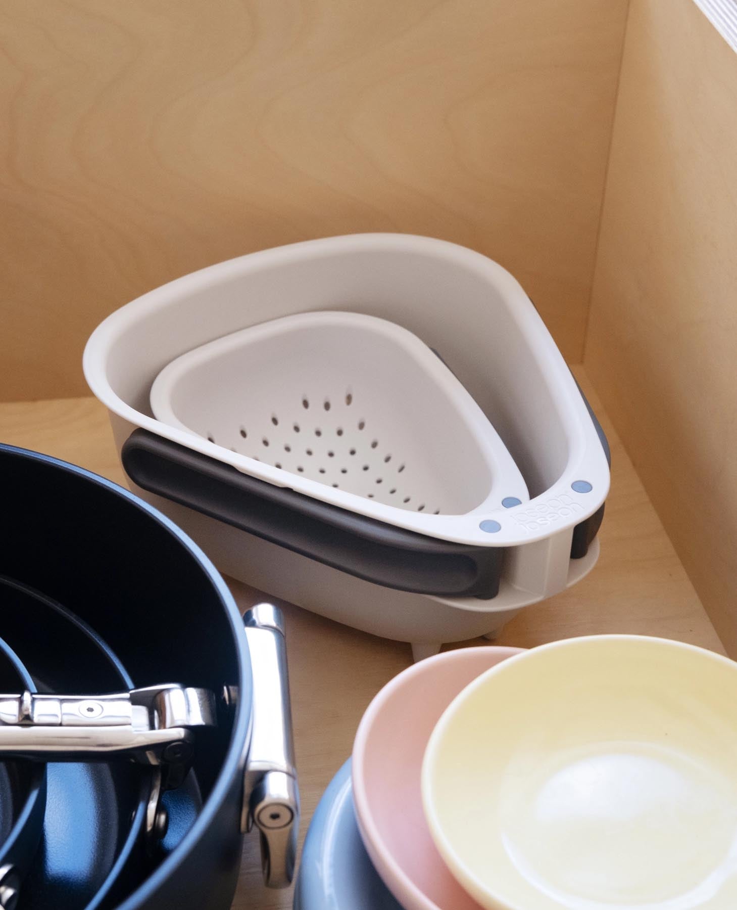 Faltbares Küchensieb in elegantem Stein-Grau, ideal zum Abtropfen und Sieben von Lebensmitteln. Praktisch und platzsparend für jede Küche.