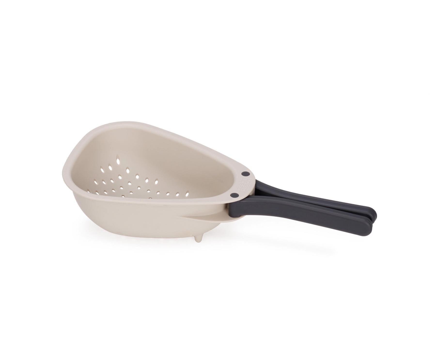 Droplet Sieb falbtar klein 13.5x21.6x6.5cm stone in Grau präsentiert im Onlineshop von KAQTU Design AG. Küchenhelfer ist von Joseph Joseph