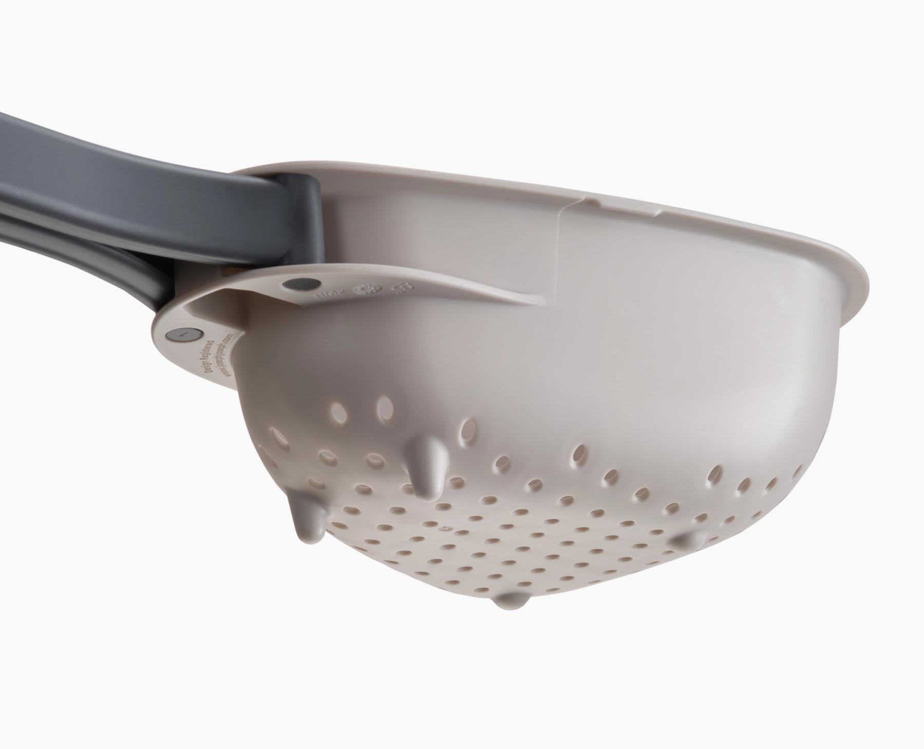 Elegantes Droplet Küchensieb in Stein-Grau, ideal für das Abtropfen von Pasta und Gemüse, mit kompakten Maßen für einfache Handhabung.