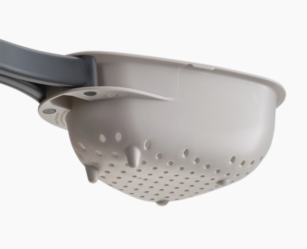 Droplet Sieb falbtar klein 13.5x21.6x6.5cm stone in Grau präsentiert im Onlineshop von KAQTU Design AG. Küchensieb ist von Joseph Joseph